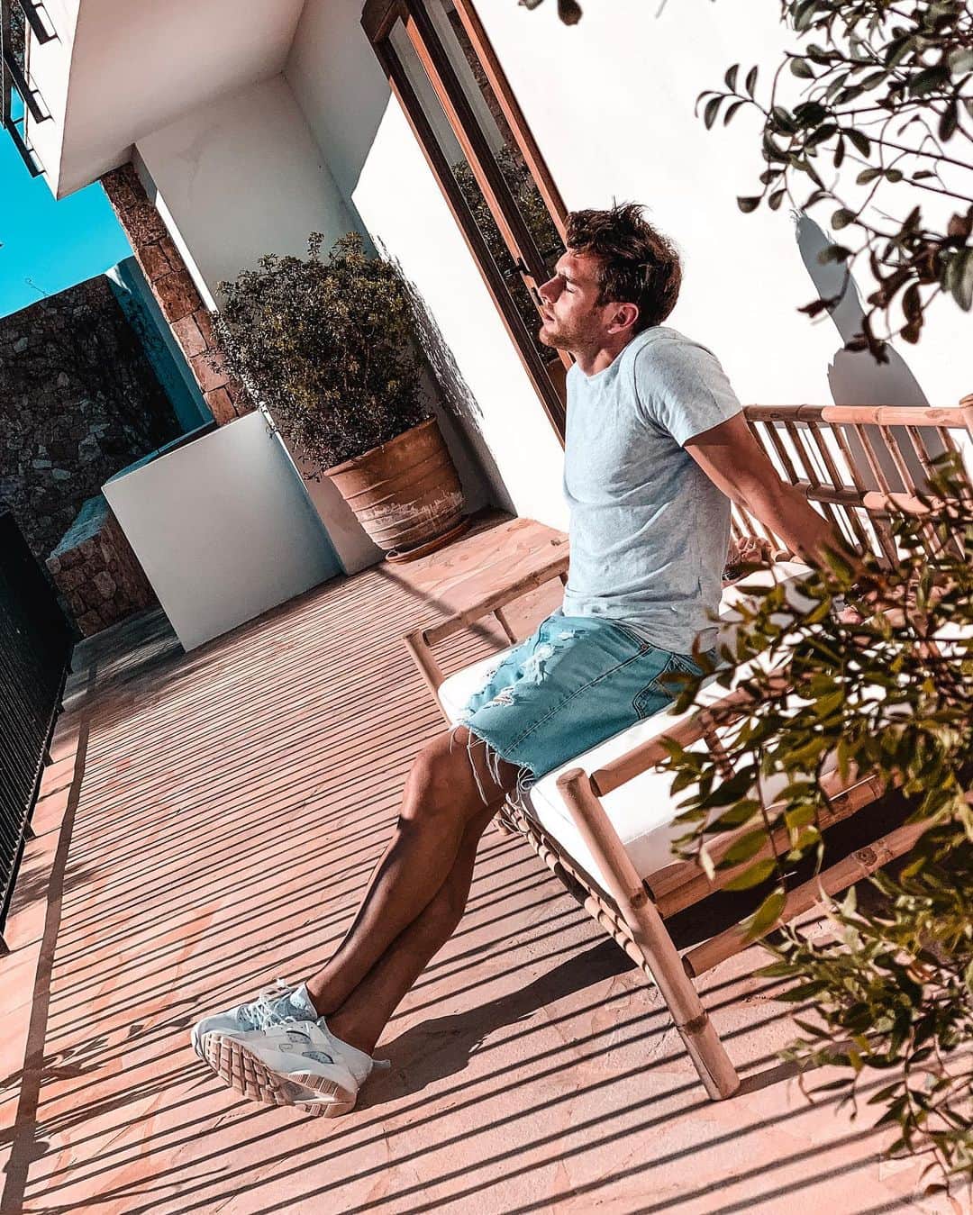 イバイ・ゴメスのインスタグラム：「Se acabaron los días de desconexión en familia por Ibiza. Esta isla es mágica y aún más junto a los dos amores de mi vida.❤️ Ahora, cambiamos de destino y de objetivos.  Una semana por delante de aprendizaje y preparación. ¡A por ella!😀💪🏼」