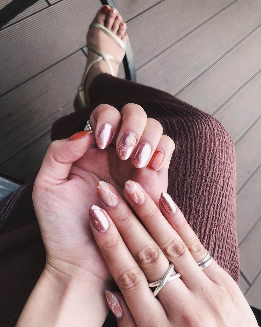 のインスタグラム：「ㅤㅤㅤㅤㅤㅤㅤㅤㅤㅤㅤㅤㅤ 変えたばかりのNAIL💓 ミラーネイルの色がピンクブラウンでめっちゃかわいい🥺 フットもおそろい🥰 ㅤㅤㅤㅤㅤㅤㅤㅤㅤㅤㅤㅤㅤ そしてかなり短くしてもらってとても快適ー🤤 ㅤㅤㅤㅤㅤㅤㅤㅤㅤㅤㅤㅤㅤ @nailiejp で予約したよ🐻💓 デザイン探すのも可愛いのたくさん載ってるからぜひ❤️ ㅤㅤㅤㅤㅤㅤㅤㅤㅤㅤㅤㅤㅤ #nailie #nailart #mao_nail  #ミラーネイル」
