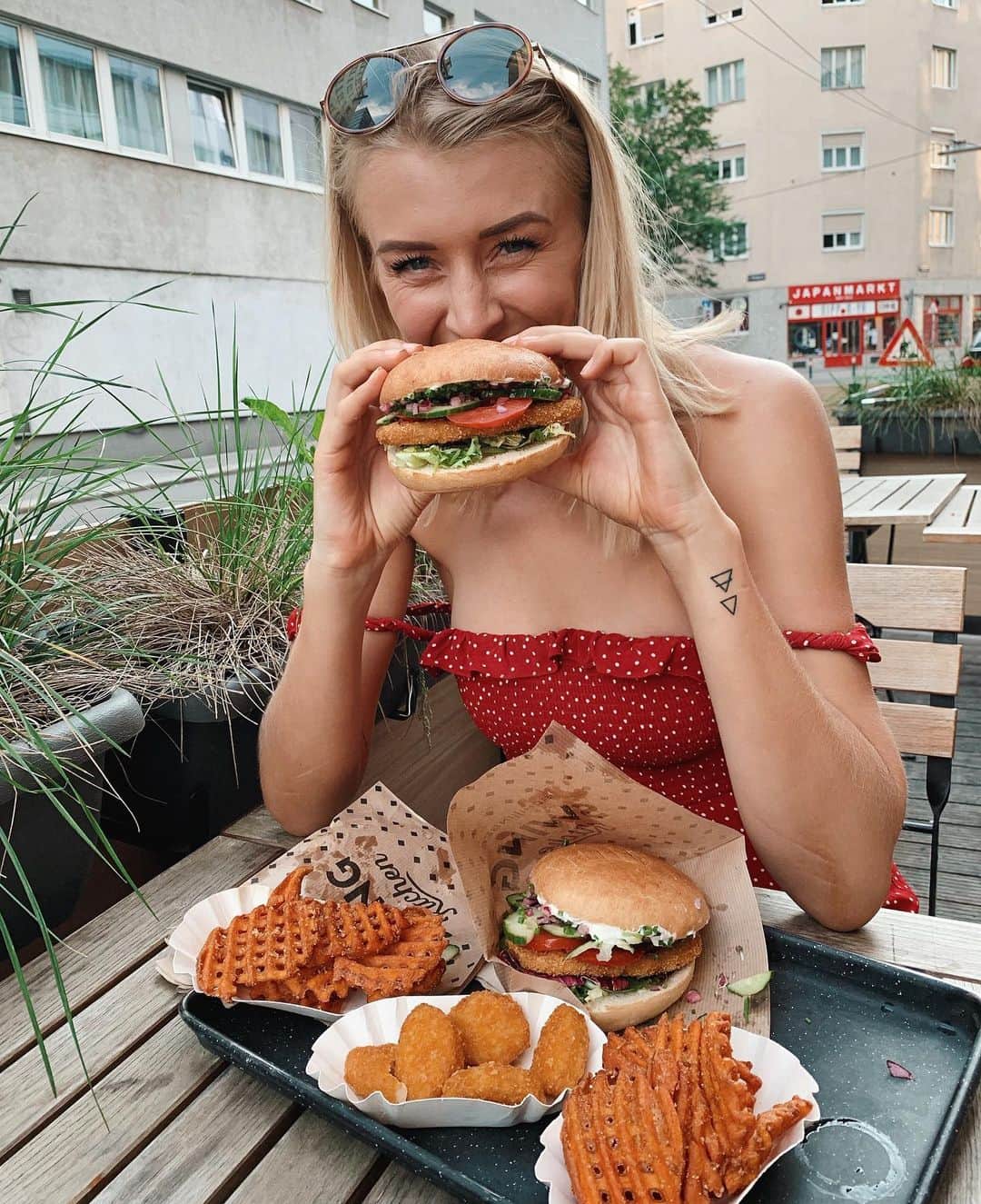 Zanna Van Dijkさんのインスタグラム写真 - (Zanna Van DijkInstagram)「Everything in moderation, including moderation 🍔 I spent last night feasting on the @swing_kitchen schnitzel burger with “chicken” nuggets & waffle fries 🍟 I’m super impressed by the extensive plant based options here in Vienna! 🌱 We just haven’t got enough time to try them all... guess that means we have to come back!? 😋💖 #plantbased #veganeats #burgernight #swingkitchen #viennavegan #viennanow #viennaaustria #feelaustria #veganvienna #viennagoforit #viennavibes」6月3日 20時16分 - zannavandijk