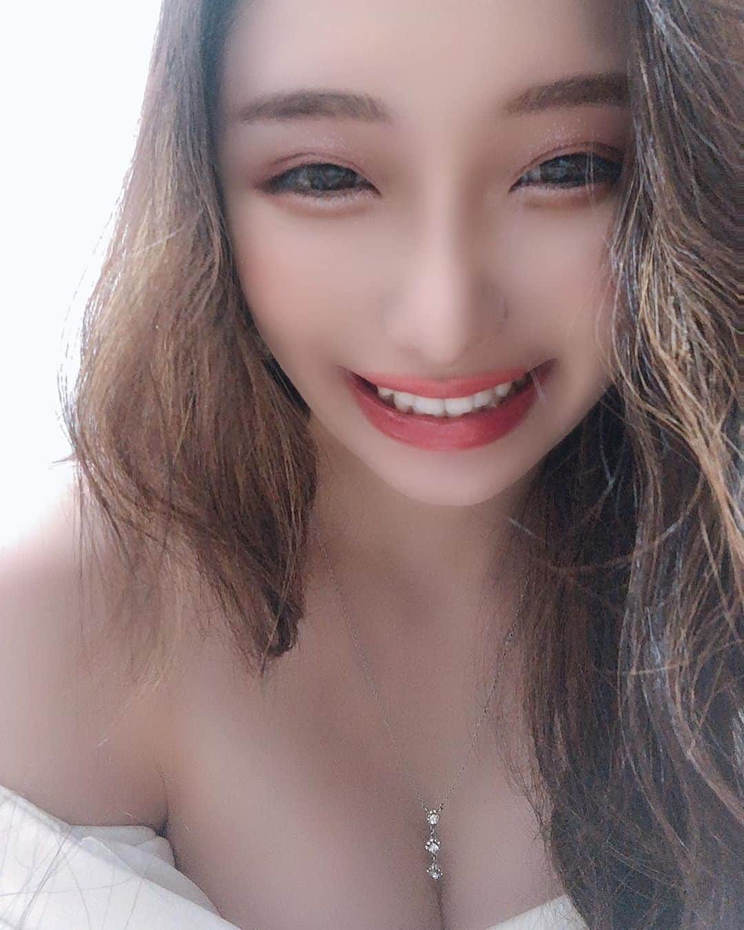 のインスタグラム：「出勤したよ♡🥰 . 今朝のクイズの正解はっっ！？ . 🧚‍♀️キングダム🧚‍♂️でしたー！👏👏👏👏👏👏 . 原作みたことあるけどすごーく面白かった～💓またみたいっ . #likeforlikes#followforfollowback#photooftheday#cute#follow4followback#likeforfollow#instagood#かわいい#いいね返し#❤#ドレス#キャバクラ#キャバ嬢#ホステス#ニュークラブ#フィリア#バルセロナグループ#ススキノ#歌舞伎町#六本木#中洲#錦#栄#北新地#ミナミ#飲み会#酒#谷間#巨乳」