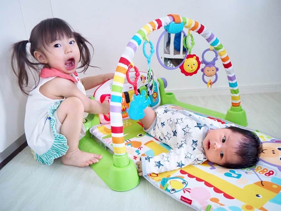 のインスタグラム：「✴︎ Play time👶🎶👧 . 今日で弟くんが早くも #生後一ヶ月 に👶✨ どんどん成長していく〜 . それにしても姉弟で一緒に遊んでいる姿は 癒しでしかないです👼✨ 今日は #バイリンガルピアノジム で 二人仲良く遊んでいました👍😍💓 . 娘ちゃんがハマっているのは 掃除機のおもちゃ☺️💗 #おしゃべりそうじき で お掃除している姿はすでに小さなママ🤱笑 . 英語も日本語も楽しく身につくのが良い💡💫 どうせ遊ぶならば楽しく耳が 鍛えられるのっていいですよね😉💓🎶 . フィッシャープライス商品を購入して SNSに投稿すると 子供と過ごすママ・パパへの 応援プレゼントが抽選で当たるそう☺️💡✨ . 「ママにもいいこと」 キャンペーンサイトはこちら⬇︎ ✔️https://mattel-cp.jp/fisher_price/campaign2019/ . #ママにもいいこと #フィッシャープライス #育児 #おもちゃ #PR #赤ちゃん #子育て #ママリ #mamari #FisherPrice #プレゼントキャンペーン #ベビーグッズ #ベビー用品 #おもちゃ #新生児 #姉弟 #娘ちゃんの成長記録 #2歳1ヶ月 #弟くんの成長記録 #生後1ヶ月 #令和ベビー #令和ベイビー #親バカ部 #二児ママ #男の子ママ #女の子ママ #姉弟ママ #ママライフ」