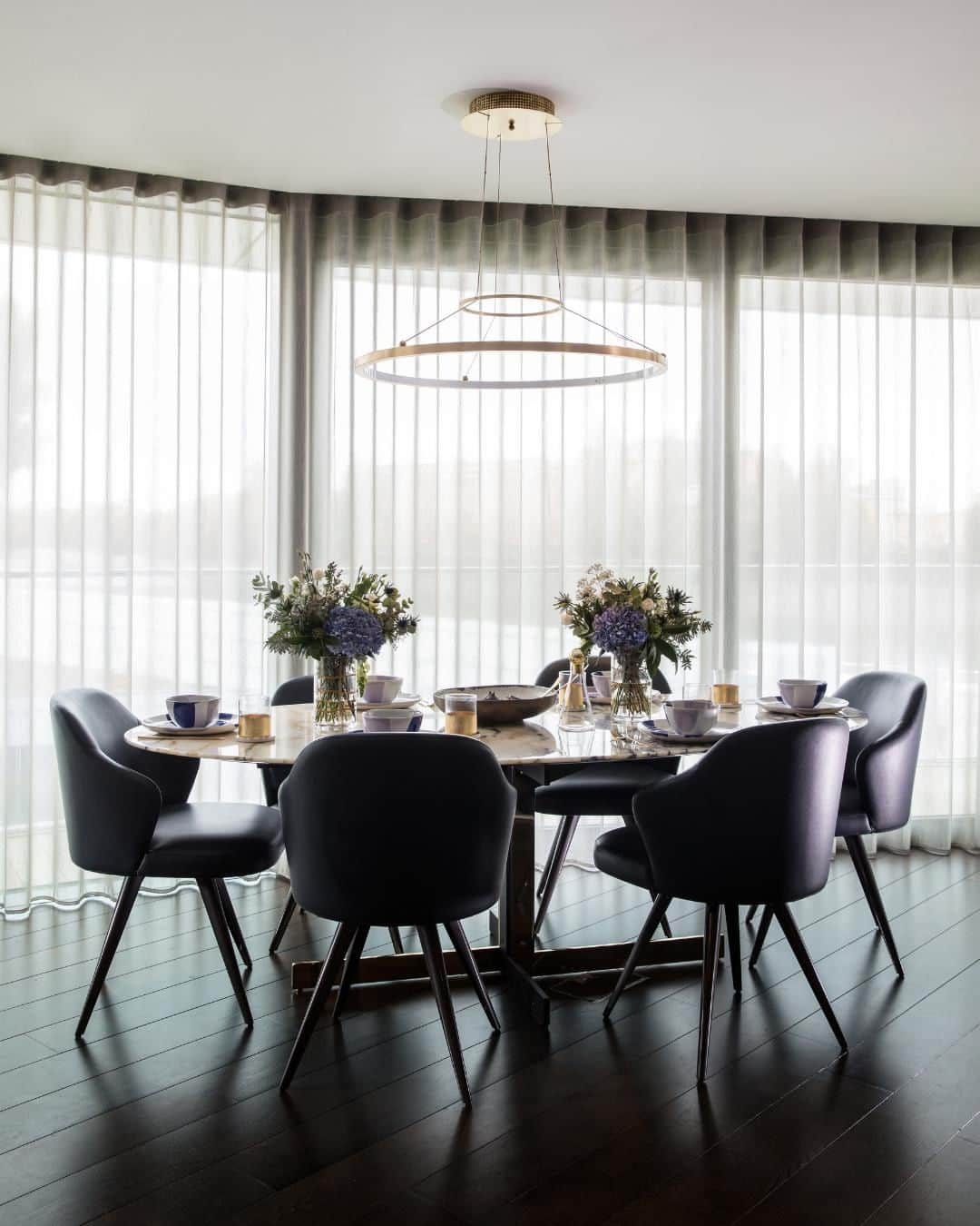 Minotti Londonさんのインスタグラム写真 - (Minotti LondonInstagram)「Take a look at this beautiful project that the talented @juliettebyrneltd created at the Fulham Reach development in London.  It features the Catlin table with marble top and Leslie lounge chairs designed by @rudidord.  Tap the link in our bio to discover the full Minotti collection or contact us to talk about your interior design project.  #interiordesigninspiration #design #interiors #interior #designer #luxury #luxurylife #luxurydesign #furniture #minottilondon」6月3日 20時10分 - minottilondon