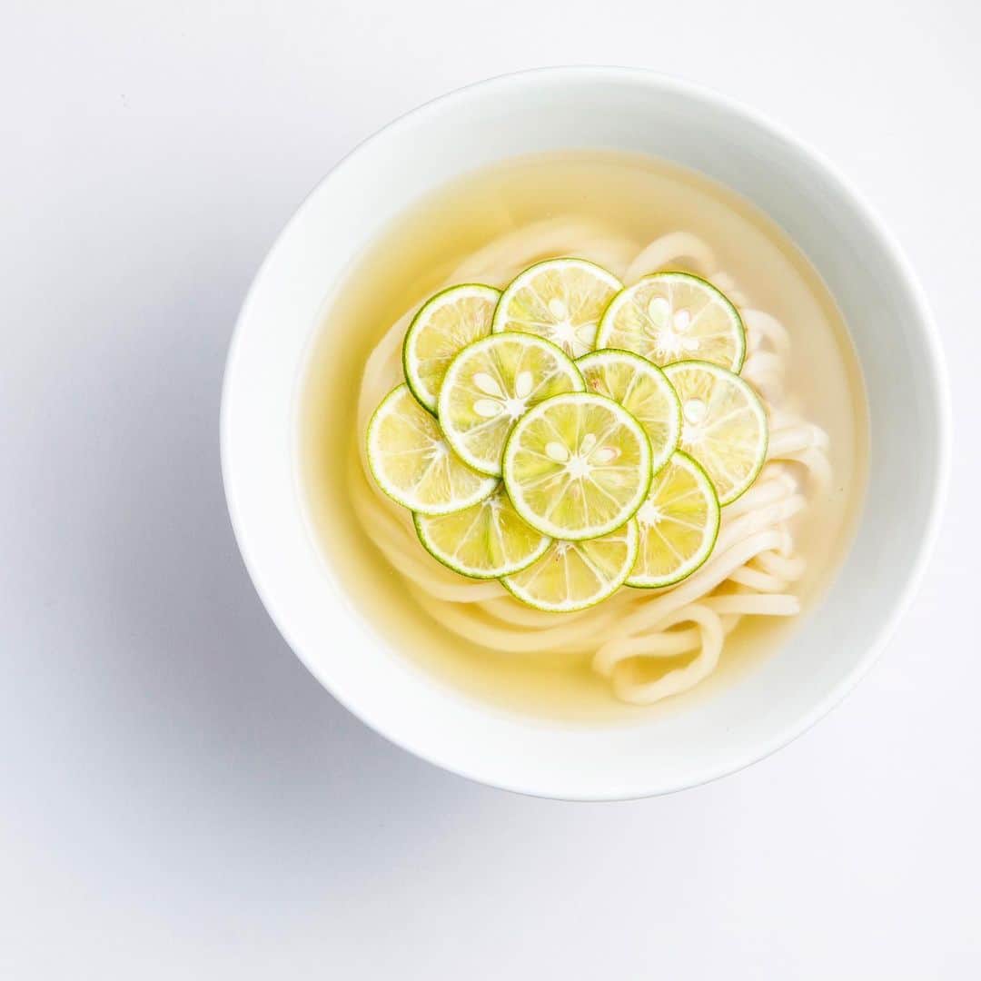 Hanako公式さんのインスタグラム写真 - (Hanako公式Instagram)「透き通ったスープに浮かぶ徳島産すだち🍋🌿﻿ ﻿ 〈釡喜利うどん〉の「すだちかけうどん」。糸島産の粉で作る自家製麺は博多うどんと讃岐うどんの中間で、柔らかすぎず硬すぎず。丼に盛った麺にスープをかけ、その上に輪切りにした徳島産のすだちを。沖縄の天然塩を使ったかえしをひとかけして仕上げます！ ﻿ *﻿ 【Hanako読者投稿企画スタート実施中！】﻿ ﻿ 📌参加方法﻿﻿﻿ STEP1：今月のお題に合う写真に「#Hanakogram 」と「#旅ごはんメモ」を付けて投稿。﻿﻿﻿ STEP2：Hanako編集部が毎月投稿を審査します。﻿﻿﻿ STEP3：Hanako賞に選ばれた投稿を、Hanako公式Instagramで紹介いたします。﻿﻿﻿ ﻿﻿﻿ 📌期間は5/29〜6/19﻿﻿﻿ Hanako賞に選ばれた方には、今日発売の「銀座ぶどうの木×Hanako限定ショコラサンド」をプレゼント🥕﻿ ﻿﻿﻿ みなさまの投稿、お待ちしております！﻿﻿﻿ ﻿ *﻿ ﻿ ﻿ 【Hanako_福岡シティガイド発売!!】﻿ #Hanako #Hanako_magazine #Hanako30th #釡喜利うどん #うどん好き #大名 #福岡 #fukuoka #福岡旅行 #博多 #天満 #うきは #糸島 #糟屋 #福岡グルメ #福岡カフェ巡り #福岡スイーツ #福岡うどん #福岡カレー部 #博多グルメ #うきはカフェ #喫茶店巡り #喫茶部 #カフェ部 #カフェ巡り #コーヒー好き #朝ごはんの記録 #Photoby_KentaKawasaki」6月3日 20時11分 - hanako_magazine
