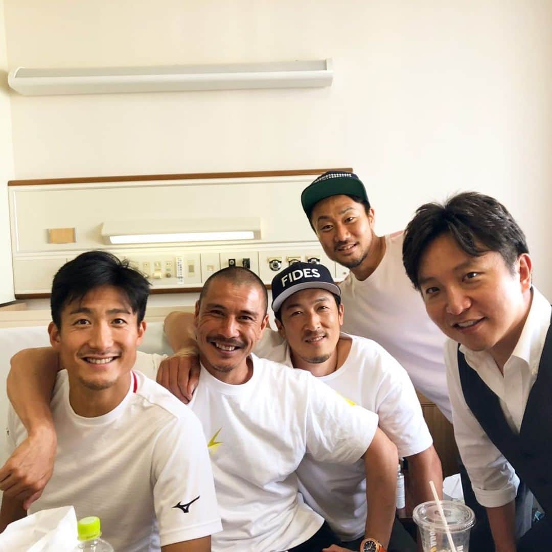 都倉賢のインスタグラム：「今日は病室が完全に喫茶店化してたわぁー  ガクトさん以外忙しい合間を縫ってお見舞いに来てくれてありがとうございます🙏🙏🙏 今はとにかく、お金でも、地位でも、名誉でもなく、話し相手が欲しいので本当に感謝感謝です。  あー楽しかったな😊  その反動で今マジで1人でつまんない…  ガクトはやくこーい！！！ よしっ、明日も頑張るぞ💪  #返り咲きカウントダウン」