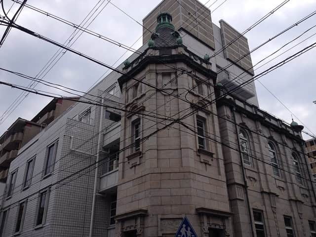 職人.comさんのインスタグラム写真 - (職人.comInstagram)「こちらが #tsugu京都三条 がオープンした #旧日本生命京都三条ビル 。#登録有形文化財 です。#職人ドットコム三条ショールーム が入居する #SACRAビル （ #旧不動貯金銀行 ）から徒歩1分です。こちらもぜひ訪れてみてください。@shokunincom  #職人ドットコム #京都市 #手仕事 #暮らしの道具 #そうだ京都行こう #暮らしを楽しむ #京都旅行 #京都巡り #京都観光 #京都散策 #京都散歩 #モノづくり #ものづくり #工芸品 #民芸 #民藝 #民芸品 #手工芸 #日本製 #有形文化財 #日本生命」6月3日 20時14分 - shokunincom
