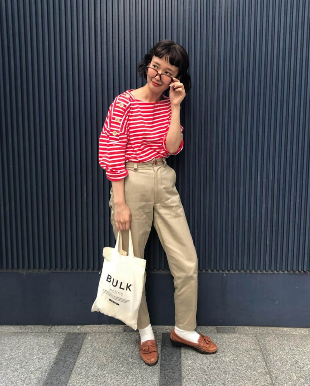 柴田紗希さんのインスタグラム写真 - (柴田紗希Instagram)「#私服さん #しば服 ゆるくきっちりと。なコーデ ボーダー... @usum_official  パンツ... @_willfree_  靴下... @kutsushitaya_tokyogirls  シューズ... フロア(大阪の古着屋さん) メガネ... @wilko_meidaimae . usumのボーダーはもう届いたかな？ デニムも可愛いけどスラックスもやっぱりしっくりくるよね☺️」6月3日 20時23分 - shibasaaki