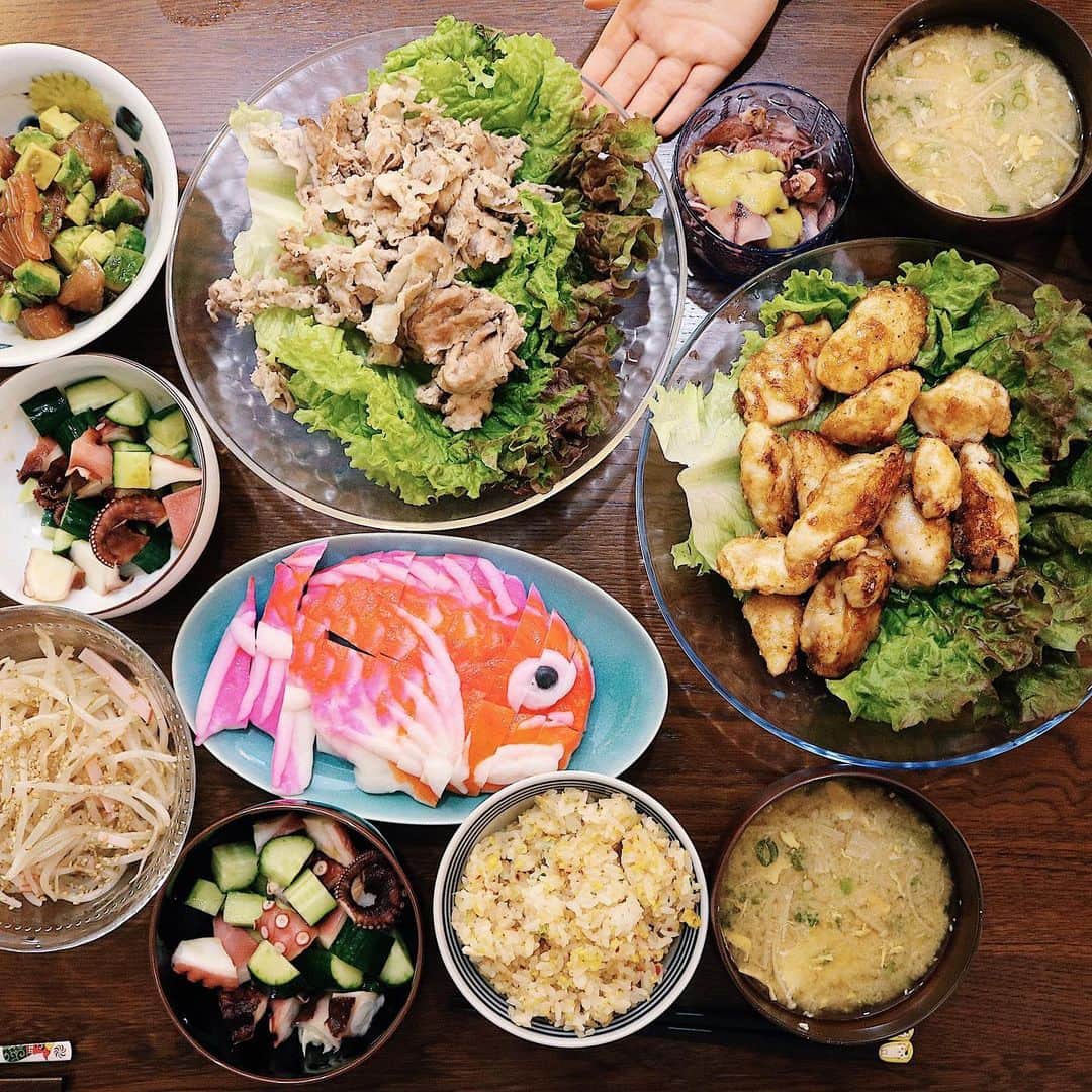 ゆかり/yukariのインスタグラム：「夜ごはん 冷蔵庫余り物一掃。 鯛かまぼこはそのまま晩ごはんになりました。 * * * #おうちごはん #うちごはん #晩ごはん #夜ごはん #夕食 #料理 #手料理 #食卓 #自炊 #家庭料理 #料理好きな人と繋がりたい #暮らし #テーブルコーディネート #おうちごはんLover #food #japanesefood #foodpic #料理記録 #和食 #今日の晩御飯 #今日の夕食 #ていねいな暮らし #手抜きごはん #おうち和ごはん」