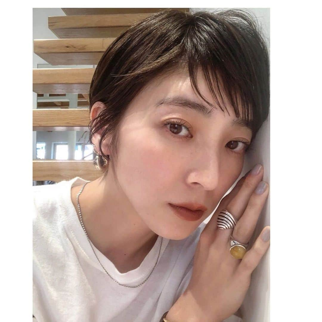 吉田怜香さんのインスタグラム写真 - (吉田怜香Instagram)「ベリショ✂︎♡ 🍋 顔だけじゃ恥ずいので なんとなく手添えた（笑） . #この前髪の長さ初めて #家では蓮舫さんて言われてます」6月3日 20時18分 - reikayoshida_