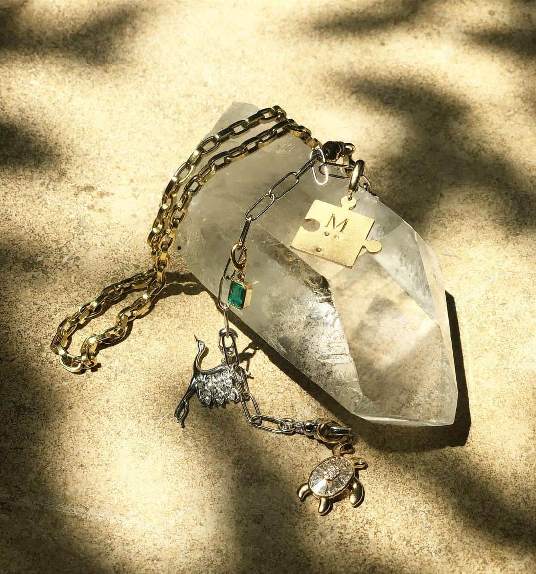 稲木ジョージのインスタグラム：「What’s your spirit animal?🐢 @milamorejewelry  @daichi_1127 からクリスタルもらったので、エネルギー調和するために毎朝触ってる💎🍃」