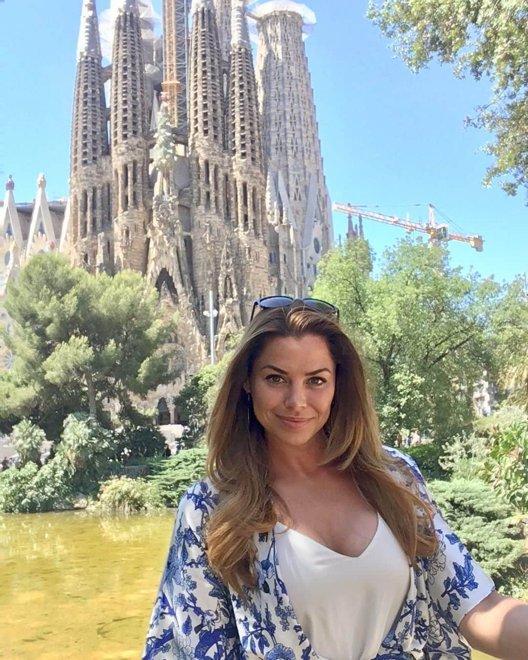 ルイス・グローバーさんのインスタグラム写真 - (ルイス・グローバーInstagram)「Visiting Gaudi’s amazing Sagrada Familia Catholic church In Barcelona Spain. It’s still being built, already taken 150 years & Should be completed by 2026. . I’ve gotta admit the hardest part of traveling solo is asking people to get a good photo.. after many attempts of failed pics. I went & bought a selfie 🤳 stick to save the hassle & get my own pic with this amazing building in haa.. if you want it doing right, do it yourself! X . #solotravel #travelgram #travel #sagradafamilia #barcelona #spain #louiseglover #church #traveltheworld #catholicchurch #spanish #summer #longhqir #brunette #balayage #summer2019」6月3日 20時22分 - louiseglover