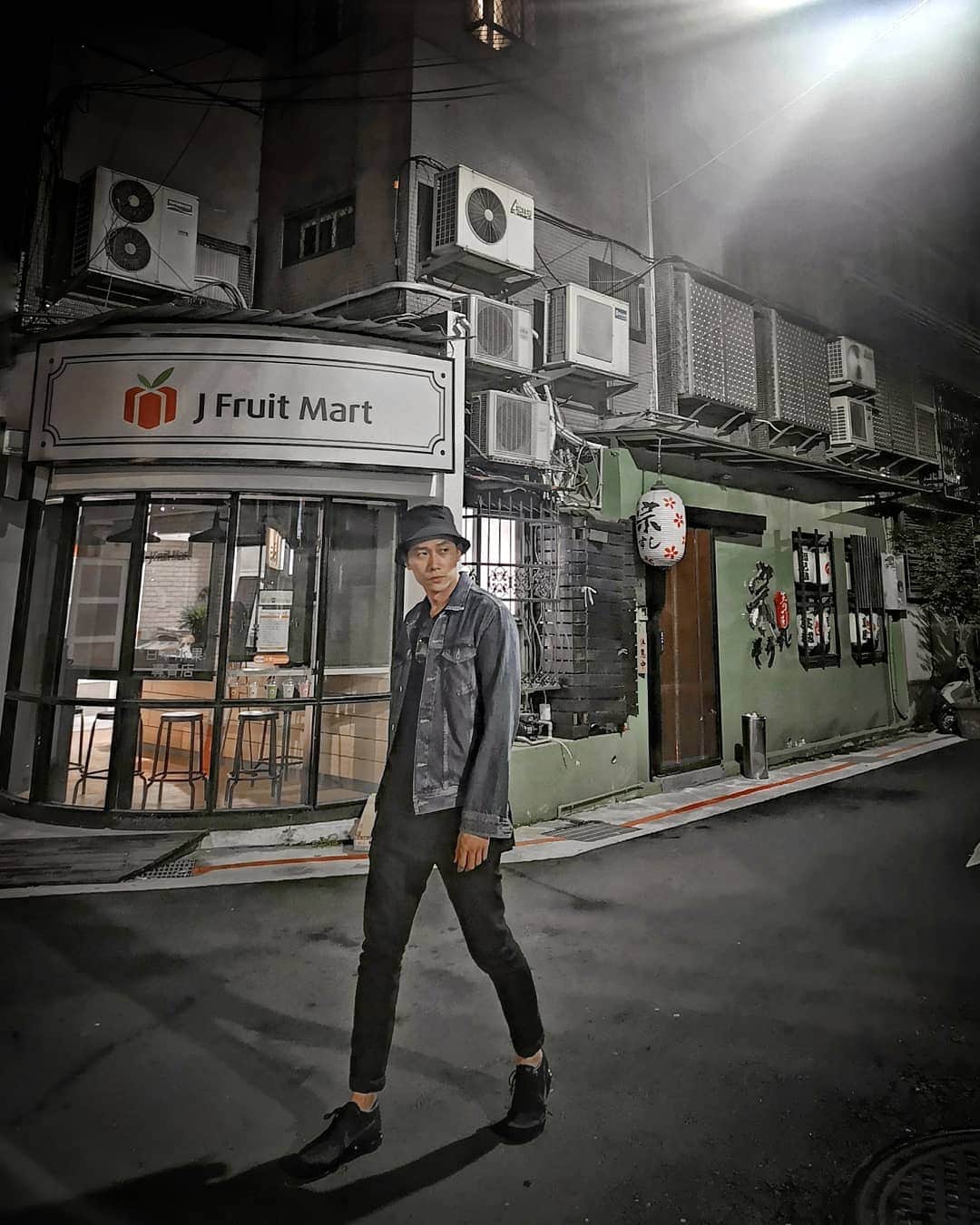 デスモンド・タンのインスタグラム：「Let the light shines from within that nothing can dim.  灭不了的火 - 热忱。🔥 #taipei #taiwan」