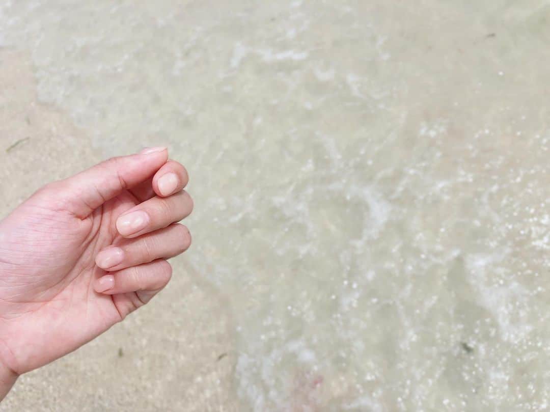 荒井奈緒美のインスタグラム：「ただいま東京✈︎ New nail💅 今回は左右違うデザインに、 ベーシックなジェルに水滴のような左手と 金を溶かしたように縁を囲ったデザインにしてもらった✨  #nail#new#fashion#sea#ocean」