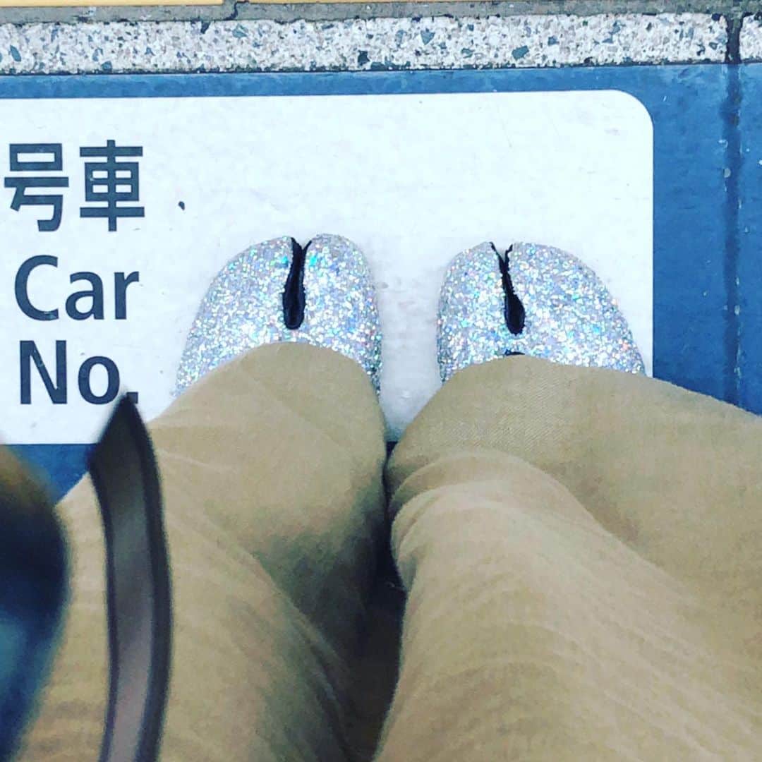 のインスタグラム：「👟👞👢👡👠 #今日の靴 最近、ぺったんこ続き。 #shoes #shoeslover #shoestagram #shoesaddict #sotd #ootd」