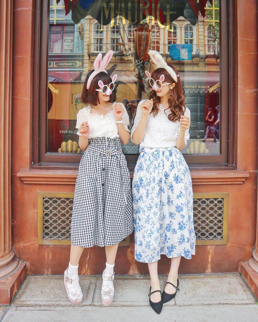 のインスタグラム：「. . お揃いする前の服でパシャり📸 ホワイトトップスだけ合わせたの💓 . tops : @lerevevaniller skirt : @mimitoujours pumps : @randa_pic pierce : @lips.youth.accessory_info . . 着替える前にやぎちゃんに 会って撮ってもらったのぉ〜〜😍💕💕 ガラスに少し映ってる☺️💓 いつ会っても天使なやぎちゃん💋 ありがとね〜💓💓💓 . . #disneycode #code #codenate #fashion #lerevevaniller #vaniller_style #pr #mimitoujours lvn811-0531 @joint_space #twinscode #かなりい #」