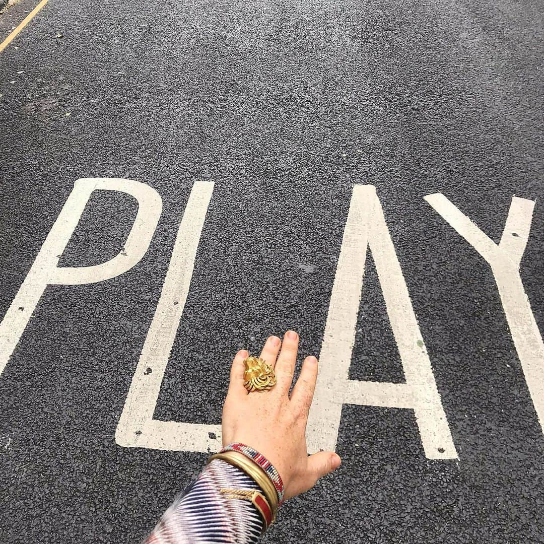 ベックスロックスさんのインスタグラム写真 - (ベックスロックスInstagram)「#timetoplay ✨✨✨ Monday, a fresh week, a blank canvas ready to make some custom jewels. 💃 🙌 wearing our #10yrs10icons Lion gold ring with 10% of the proceeds going to support @lionguardians_ ⠀⠀⠀⠀⠀⠀⠀⠀⠀ ⠀⠀⠀⠀⠀⠀⠀⠀⠀ For more info or to book a private appointment contact thestudio@bexrox.com  London dates 3rd- 17th June  #roxonajourney #wildlifeconservation #lion #lionring #iconicrox #play #mindset #sustainableluxury #ethicallymade #nottinghill #londonlife #sustainablefashion #newcollaboration #newweeknewgoals」6月3日 20時35分 - rcollectivestudio