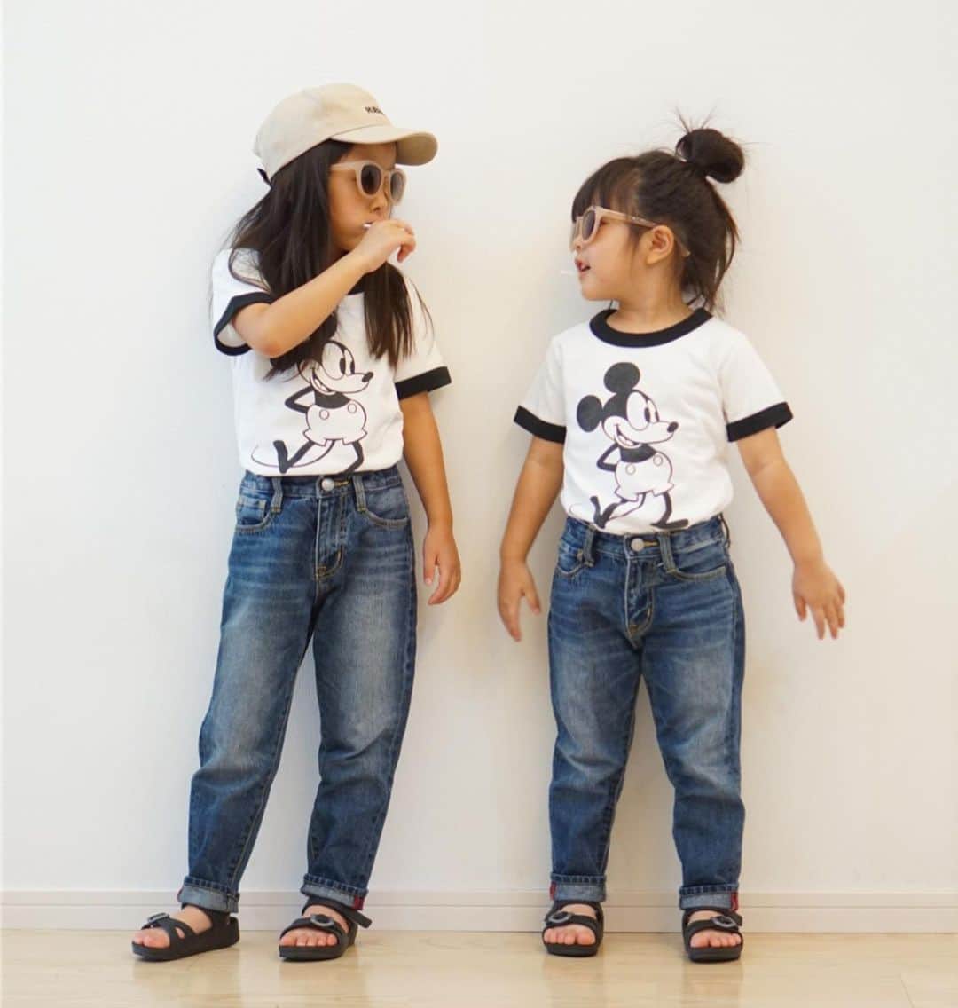 mocchiのインスタグラム：「2019.06.03 こんばんは🌝 ・ @right_on_kids でドツボなミッキーTシャツ見つけた♡ ・ ・ 120と110着てるよん♡ ・ ・ ・ #ミッキー#ミッキーコーデ#ライトオンキッズ ・ ・ ・ #マジカルシェリー のビフォーアフター撮ったんだけど 自分のマジカルシェリー履いてない時のお尻が衝撃すぎて悲しかった← @majicalsherry_lme ・ ・ ストーリーに載せるね←載せるんかい ・ ・ ・」