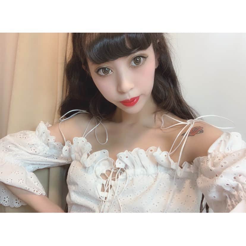 中川ジュリアのインスタグラム：「白のトップス久しぶりに買った🥺 #lillilly」