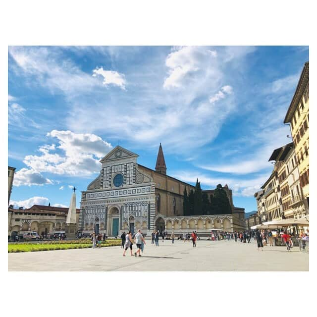 早乙女わかばさんのインスタグラム写真 - (早乙女わかばInstagram)「.﻿ わかばtrip✈️✨﻿ イタリア🇮🇹PART.2﻿ ﻿ 🔸ピサの斜塔﻿ 芝生の緑と空の青とのコラボレーションが素晴らしい👏🏻✨合成のよう👀‼️﻿ 🔸ピサの頂上からの絶景﻿ 登りました👟💨﻿ 私…三半規管が弱いため登るのには一苦労でありました😅💦でも頂上から見える絶景を見ると、そんな苦労も吹っ飛びました✨﻿ 🔸サンタ・マリア・ノヴェッラ教会⛪️﻿ 🔸 サンタ・マリア・デル・フィオーレ大聖堂﻿ 🔸ピサ・セントラル駅﻿ 🔸イタリアといえば🍊オレンジジュース﻿ あらゆるお店で飲みました😋﻿ 🔸イタリアといえば🍦ジェラート﻿ ほとんど母が食べました😂﻿ ﻿ イタリアの空は真っ青で私の大好きな色でした❤️﻿ どの写真も大好きなのですが、特にピサ・セントラル駅の写真が太陽の光が差し込む感じが大好きです😍✨﻿ ﻿ #イタリア﻿ #ピサの斜塔﻿ #フィレンツェ﻿ #サンタマリアノヴェッラ教会﻿ #サンタマリアデルフィオーレ大聖堂﻿ #ドゥオモ﻿ #オレンジジュース﻿ #ジェラート﻿ #わかばtrip」6月3日 20時38分 - s_wakaba.94