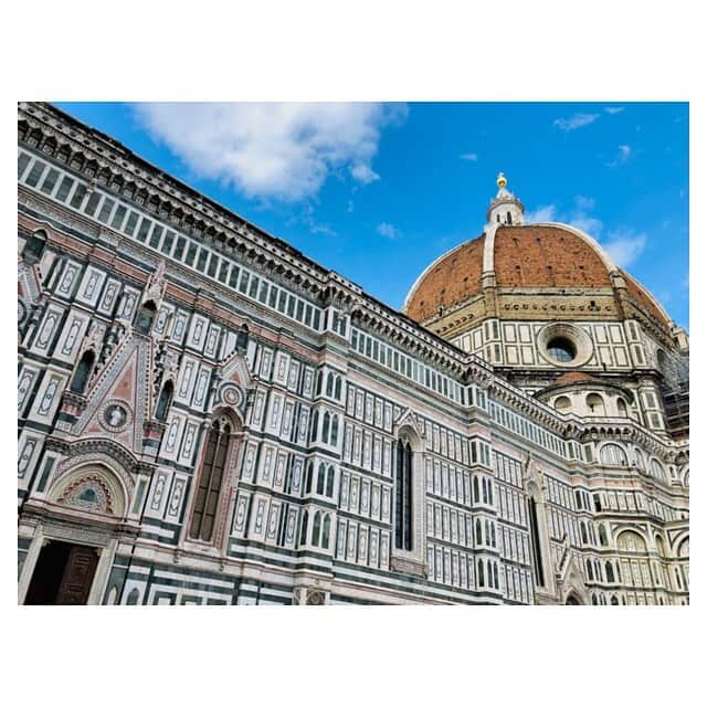 早乙女わかばさんのインスタグラム写真 - (早乙女わかばInstagram)「.﻿ わかばtrip✈️✨﻿ イタリア🇮🇹PART.2﻿ ﻿ 🔸ピサの斜塔﻿ 芝生の緑と空の青とのコラボレーションが素晴らしい👏🏻✨合成のよう👀‼️﻿ 🔸ピサの頂上からの絶景﻿ 登りました👟💨﻿ 私…三半規管が弱いため登るのには一苦労でありました😅💦でも頂上から見える絶景を見ると、そんな苦労も吹っ飛びました✨﻿ 🔸サンタ・マリア・ノヴェッラ教会⛪️﻿ 🔸 サンタ・マリア・デル・フィオーレ大聖堂﻿ 🔸ピサ・セントラル駅﻿ 🔸イタリアといえば🍊オレンジジュース﻿ あらゆるお店で飲みました😋﻿ 🔸イタリアといえば🍦ジェラート﻿ ほとんど母が食べました😂﻿ ﻿ イタリアの空は真っ青で私の大好きな色でした❤️﻿ どの写真も大好きなのですが、特にピサ・セントラル駅の写真が太陽の光が差し込む感じが大好きです😍✨﻿ ﻿ #イタリア﻿ #ピサの斜塔﻿ #フィレンツェ﻿ #サンタマリアノヴェッラ教会﻿ #サンタマリアデルフィオーレ大聖堂﻿ #ドゥオモ﻿ #オレンジジュース﻿ #ジェラート﻿ #わかばtrip」6月3日 20時38分 - s_wakaba.94