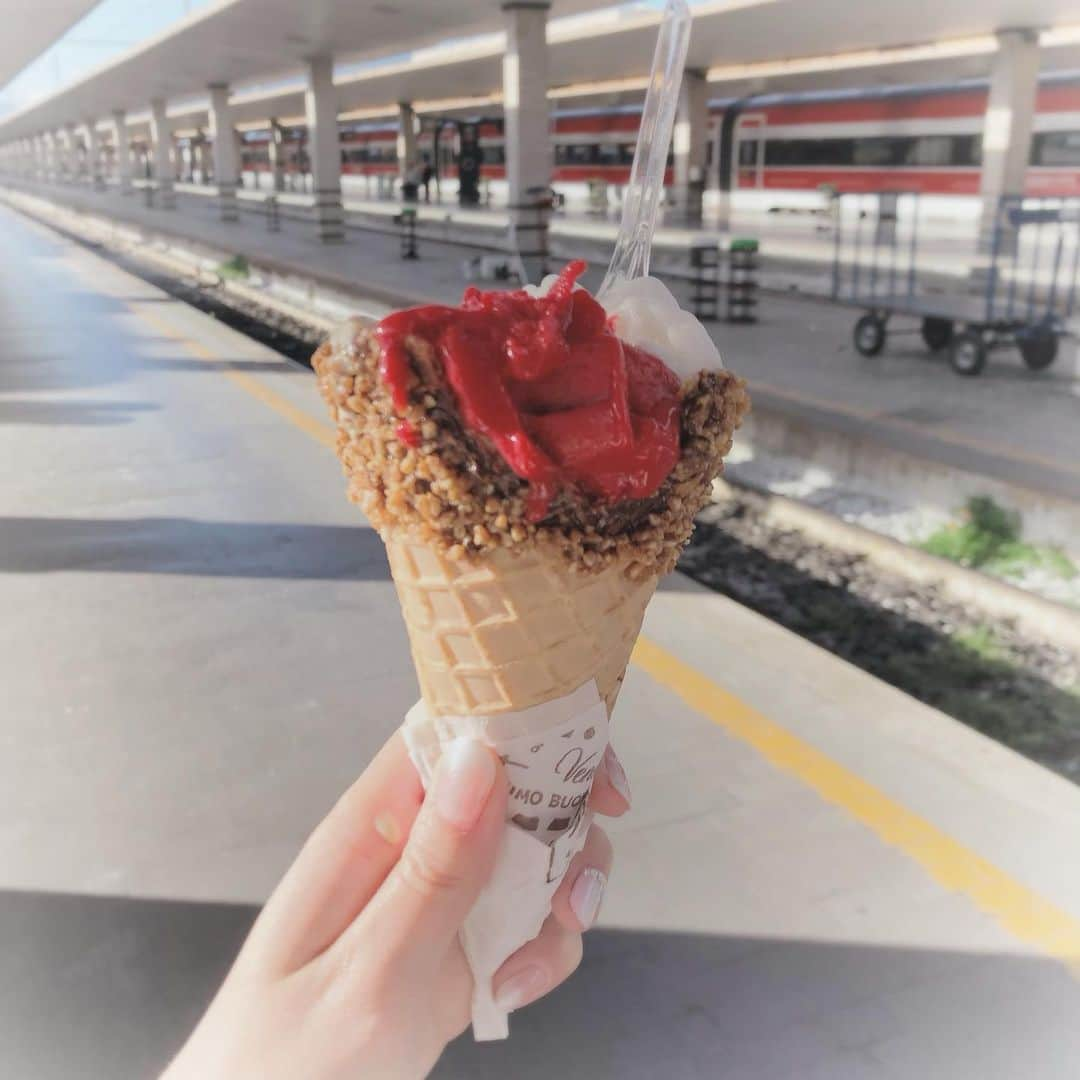 早乙女わかばさんのインスタグラム写真 - (早乙女わかばInstagram)「.﻿ わかばtrip✈️✨﻿ イタリア🇮🇹PART.2﻿ ﻿ 🔸ピサの斜塔﻿ 芝生の緑と空の青とのコラボレーションが素晴らしい👏🏻✨合成のよう👀‼️﻿ 🔸ピサの頂上からの絶景﻿ 登りました👟💨﻿ 私…三半規管が弱いため登るのには一苦労でありました😅💦でも頂上から見える絶景を見ると、そんな苦労も吹っ飛びました✨﻿ 🔸サンタ・マリア・ノヴェッラ教会⛪️﻿ 🔸 サンタ・マリア・デル・フィオーレ大聖堂﻿ 🔸ピサ・セントラル駅﻿ 🔸イタリアといえば🍊オレンジジュース﻿ あらゆるお店で飲みました😋﻿ 🔸イタリアといえば🍦ジェラート﻿ ほとんど母が食べました😂﻿ ﻿ イタリアの空は真っ青で私の大好きな色でした❤️﻿ どの写真も大好きなのですが、特にピサ・セントラル駅の写真が太陽の光が差し込む感じが大好きです😍✨﻿ ﻿ #イタリア﻿ #ピサの斜塔﻿ #フィレンツェ﻿ #サンタマリアノヴェッラ教会﻿ #サンタマリアデルフィオーレ大聖堂﻿ #ドゥオモ﻿ #オレンジジュース﻿ #ジェラート﻿ #わかばtrip」6月3日 20時38分 - s_wakaba.94