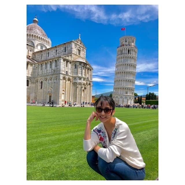 早乙女わかばさんのインスタグラム写真 - (早乙女わかばInstagram)「.﻿ わかばtrip✈️✨﻿ イタリア🇮🇹PART.2﻿ ﻿ 🔸ピサの斜塔﻿ 芝生の緑と空の青とのコラボレーションが素晴らしい👏🏻✨合成のよう👀‼️﻿ 🔸ピサの頂上からの絶景﻿ 登りました👟💨﻿ 私…三半規管が弱いため登るのには一苦労でありました😅💦でも頂上から見える絶景を見ると、そんな苦労も吹っ飛びました✨﻿ 🔸サンタ・マリア・ノヴェッラ教会⛪️﻿ 🔸 サンタ・マリア・デル・フィオーレ大聖堂﻿ 🔸ピサ・セントラル駅﻿ 🔸イタリアといえば🍊オレンジジュース﻿ あらゆるお店で飲みました😋﻿ 🔸イタリアといえば🍦ジェラート﻿ ほとんど母が食べました😂﻿ ﻿ イタリアの空は真っ青で私の大好きな色でした❤️﻿ どの写真も大好きなのですが、特にピサ・セントラル駅の写真が太陽の光が差し込む感じが大好きです😍✨﻿ ﻿ #イタリア﻿ #ピサの斜塔﻿ #フィレンツェ﻿ #サンタマリアノヴェッラ教会﻿ #サンタマリアデルフィオーレ大聖堂﻿ #ドゥオモ﻿ #オレンジジュース﻿ #ジェラート﻿ #わかばtrip」6月3日 20時38分 - s_wakaba.94