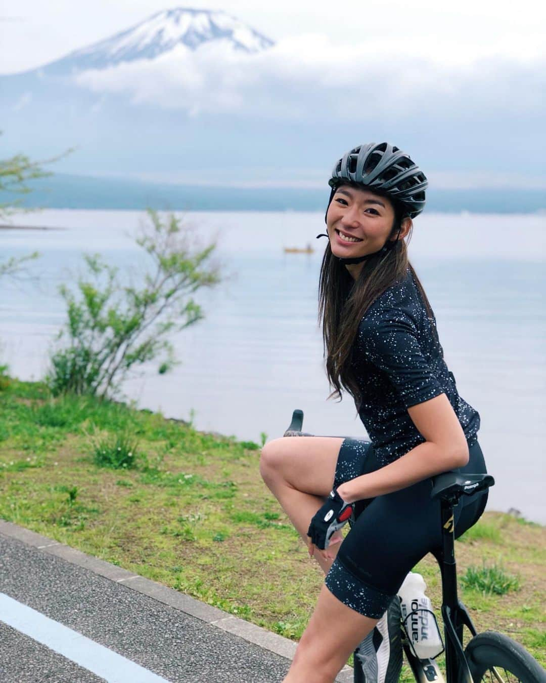 福田萌子さんのインスタグラム写真 - (福田萌子Instagram)「サイクリングツアー2日目は山中湖を出発して河口湖を一周して帰って来るコース🗻⛰🏔 山中湖は富士五湖の中で最大の面積を持つ一方、1番水深が浅いんだそう。日本画でも有名な赤富士が見られるのもこの湖です。 自然豊かな山中湖と観光地として賑わう河口湖、どちらも魅力的なサイクリングコースでした😊 2日目唯一の坂では坂好き魂が抑えられずグループを抜け出して頂上まで自分のペースで猛ダッシュ‼️笑 みんなに速いと言ってもらえてちょっと満足でした😜今週は富士山の周りではなく、富士山を登る #富士ヒルクライム です！ 大好きな野島さんと今中さんとまた一緒✨ サイクリングイベントシーズン到来で幸せです❤️」6月3日 20時39分 - moekofukuda