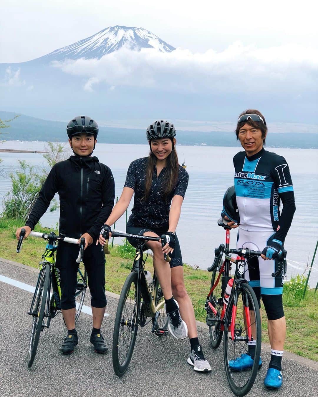 福田萌子さんのインスタグラム写真 - (福田萌子Instagram)「サイクリングツアー2日目は山中湖を出発して河口湖を一周して帰って来るコース🗻⛰🏔 山中湖は富士五湖の中で最大の面積を持つ一方、1番水深が浅いんだそう。日本画でも有名な赤富士が見られるのもこの湖です。 自然豊かな山中湖と観光地として賑わう河口湖、どちらも魅力的なサイクリングコースでした😊 2日目唯一の坂では坂好き魂が抑えられずグループを抜け出して頂上まで自分のペースで猛ダッシュ‼️笑 みんなに速いと言ってもらえてちょっと満足でした😜今週は富士山の周りではなく、富士山を登る #富士ヒルクライム です！ 大好きな野島さんと今中さんとまた一緒✨ サイクリングイベントシーズン到来で幸せです❤️」6月3日 20時39分 - moekofukuda