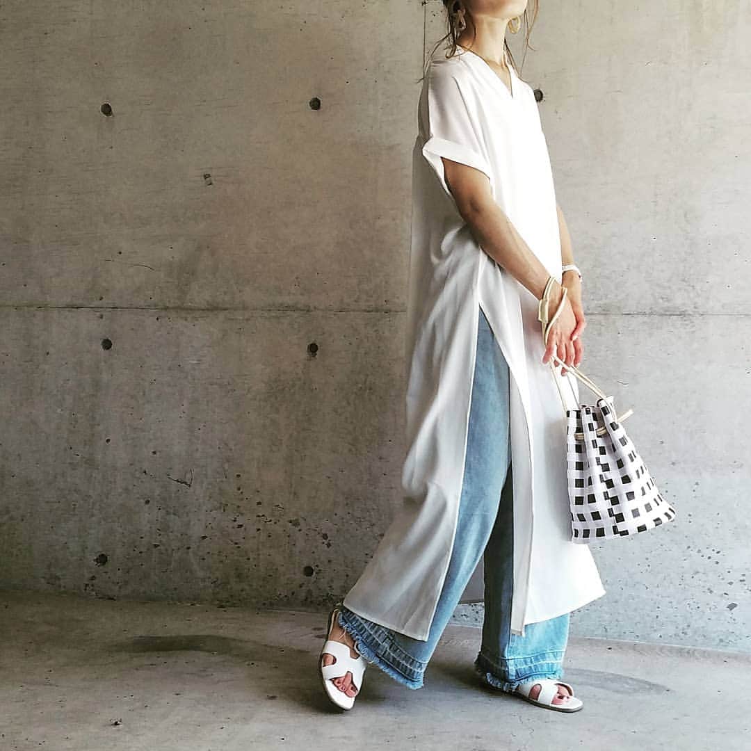 ijuuuuuu1007aさんのインスタグラム写真 - (ijuuuuuu1007aInstagram)「· · 友達に褒められた ローーーーングスリットシャツワンピ 歩くとヒラヒラ動きがでて可愛いぃ♡ · シャツワンピ・バッグ・ピアス @laulea_shop @laulea_woman デニム @gu_global サンダル @titivatejp · · 土曜日は快晴の中、無事に運動会終わりました✩ · 代休の今日は 久々に次女と2人でデート♡ · ・友達の誕生日プレゼント買う ・31のミニオンアイス食べる ・ランチ行く ・ゲーセン行く ・タピオカジュース飲む · · 希望は全部叶えた！！ · 今日は楽しかった😊って言ってくれました 私の方が楽しんでたかも😁 · ·」6月3日 20時40分 - ayu____mi1007i