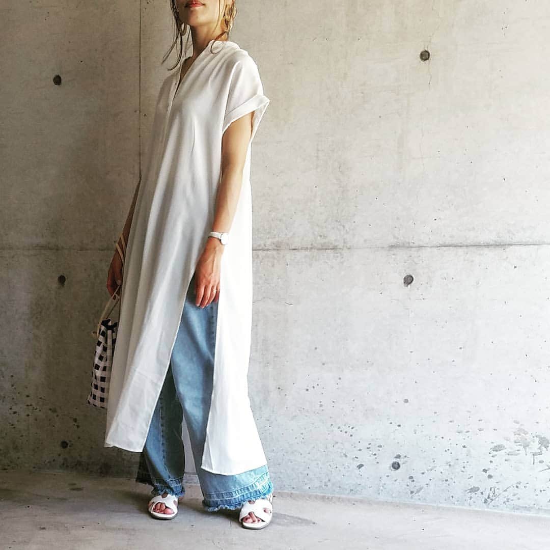 ijuuuuuu1007aさんのインスタグラム写真 - (ijuuuuuu1007aInstagram)「· · 友達に褒められた ローーーーングスリットシャツワンピ 歩くとヒラヒラ動きがでて可愛いぃ♡ · シャツワンピ・バッグ・ピアス @laulea_shop @laulea_woman デニム @gu_global サンダル @titivatejp · · 土曜日は快晴の中、無事に運動会終わりました✩ · 代休の今日は 久々に次女と2人でデート♡ · ・友達の誕生日プレゼント買う ・31のミニオンアイス食べる ・ランチ行く ・ゲーセン行く ・タピオカジュース飲む · · 希望は全部叶えた！！ · 今日は楽しかった😊って言ってくれました 私の方が楽しんでたかも😁 · ·」6月3日 20時40分 - ayu____mi1007i