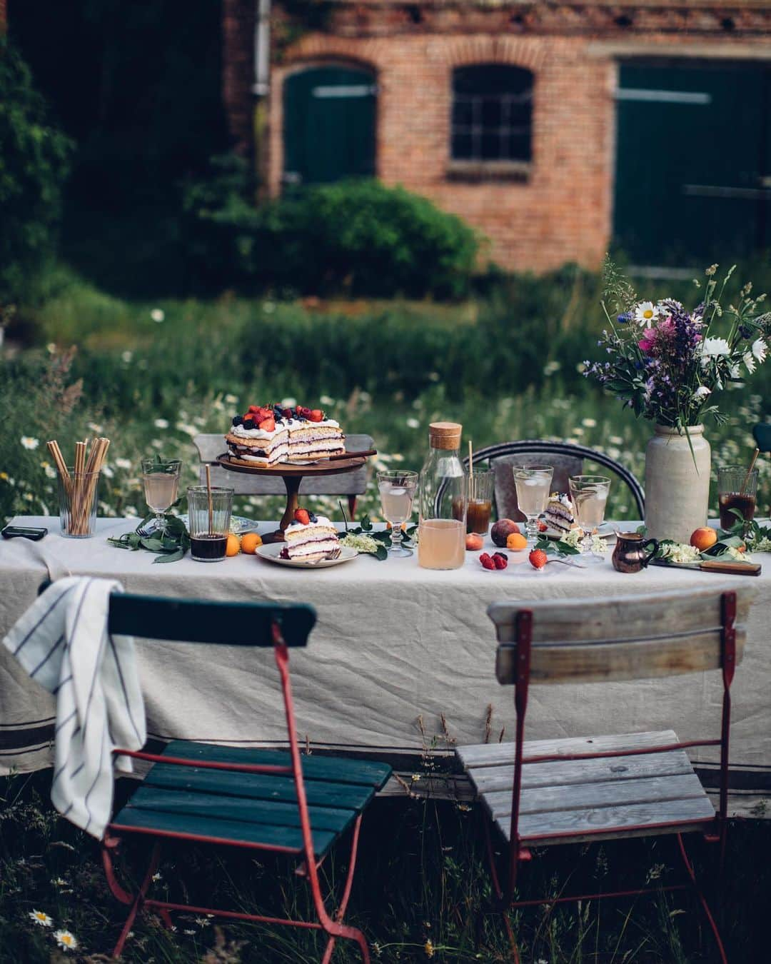 Our Food Storiesさんのインスタグラム写真 - (Our Food StoriesInstagram)「Werbung|Advertisement We teamed up with @ikeadeutschland to take part in one of their midsummer challenges. This week the theme is "Dress The Table" and you guys can take part and win a journey to Stockholm as well as 10 IKEA gift cards worth 50 Euro. All you have to do is post your own photo with a midsummer decoration or a dressed table with the hashtags #MachMidsommar and #meinIKEA - the winners will be announced in July and everyone from Germany, Austria and Switzerland can participate. Good luck guys ❤️ ____ #tabledecor #ourfoodstories #gardeninspo #gardeninspiration #gardendesign #summermood #ikeadeutschland #foodphotographer #foodstylist #germanfoodblogger #gardenista #countrysidelife #countrysideliving #simplejoys #gatheringslikethese」6月3日 20時50分 - _foodstories_