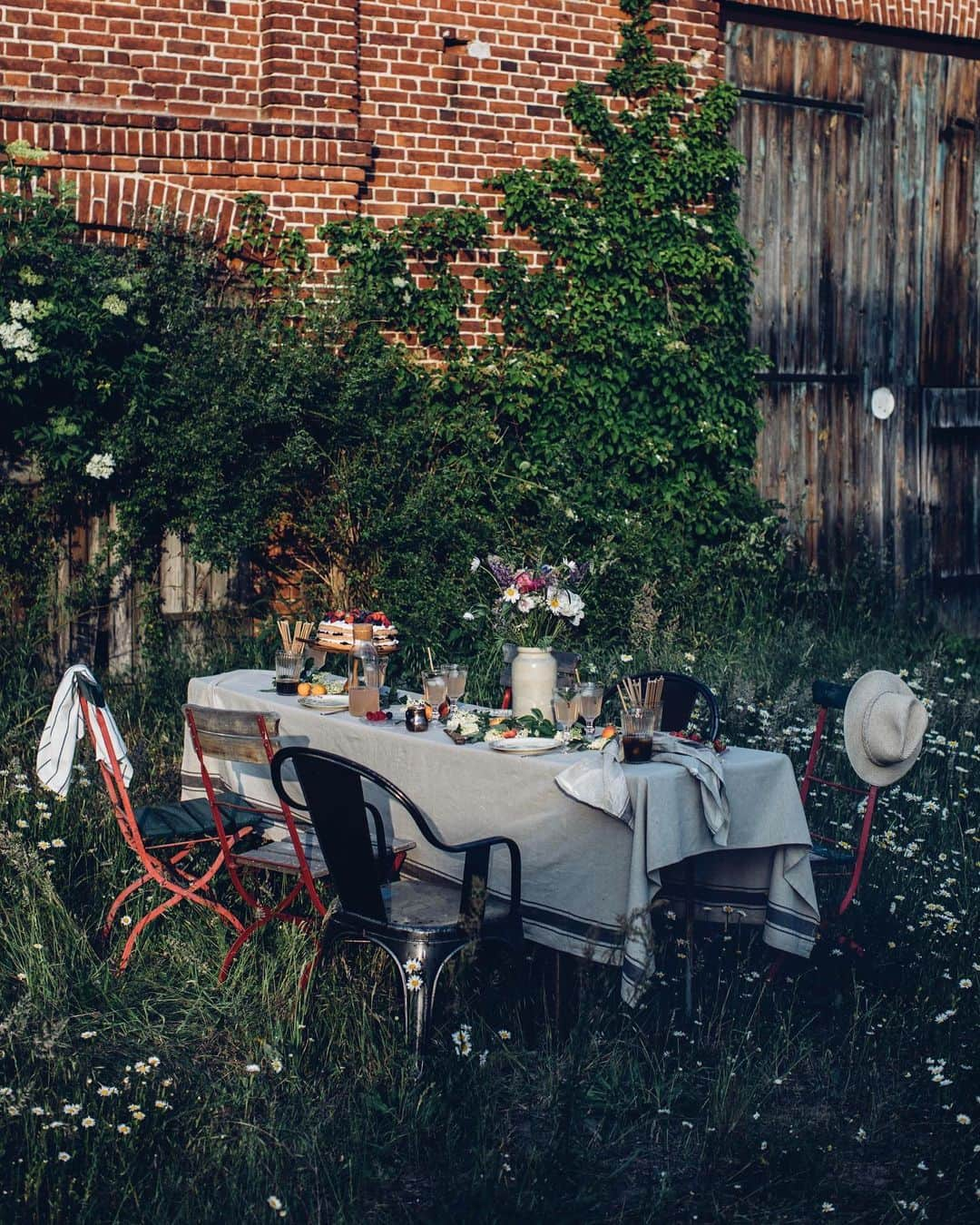 Our Food Storiesさんのインスタグラム写真 - (Our Food StoriesInstagram)「Werbung|Advertisement We teamed up with @ikeadeutschland to take part in one of their midsummer challenges. This week the theme is "Dress The Table" and you guys can take part and win a journey to Stockholm as well as 10 IKEA gift cards worth 50 Euro. All you have to do is post your own photo with a midsummer decoration or a dressed table with the hashtags #MachMidsommar and #meinIKEA - the winners will be announced in July and everyone from Germany, Austria and Switzerland can participate. Good luck guys ❤️ ____ #tabledecor #ourfoodstories #gardeninspo #gardeninspiration #gardendesign #summermood #ikeadeutschland #foodphotographer #foodstylist #germanfoodblogger #gardenista #countrysidelife #countrysideliving #simplejoys #gatheringslikethese」6月3日 20時50分 - _foodstories_