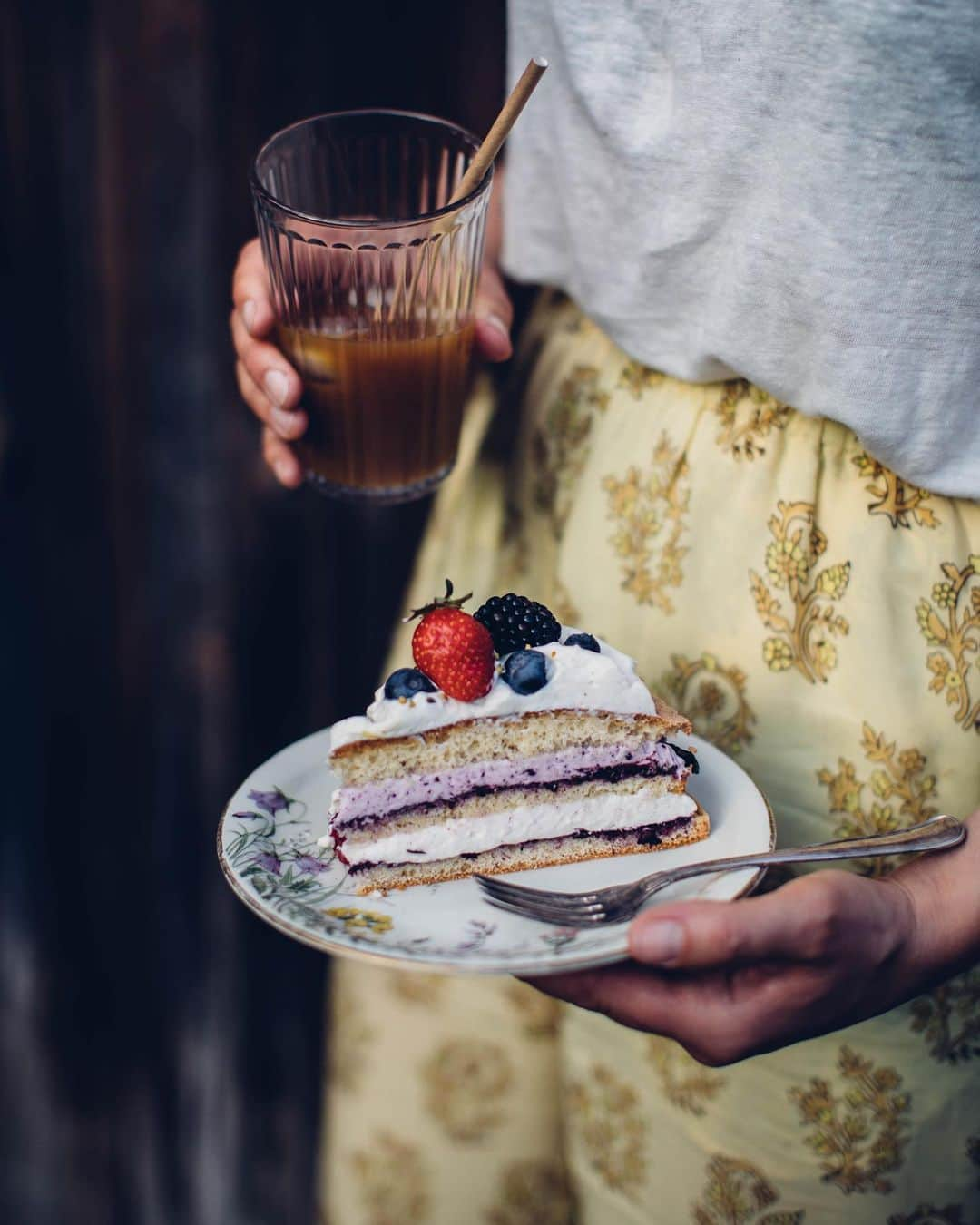 Our Food Storiesさんのインスタグラム写真 - (Our Food StoriesInstagram)「Werbung|Advertisement We teamed up with @ikeadeutschland to take part in one of their midsummer challenges. This week the theme is "Dress The Table" and you guys can take part and win a journey to Stockholm as well as 10 IKEA gift cards worth 50 Euro. All you have to do is post your own photo with a midsummer decoration or a dressed table with the hashtags #MachMidsommar and #meinIKEA - the winners will be announced in July and everyone from Germany, Austria and Switzerland can participate. Good luck guys ❤️ ____ #tabledecor #ourfoodstories #gardeninspo #gardeninspiration #gardendesign #summermood #ikeadeutschland #foodphotographer #foodstylist #germanfoodblogger #gardenista #countrysidelife #countrysideliving #simplejoys #gatheringslikethese」6月3日 20時50分 - _foodstories_