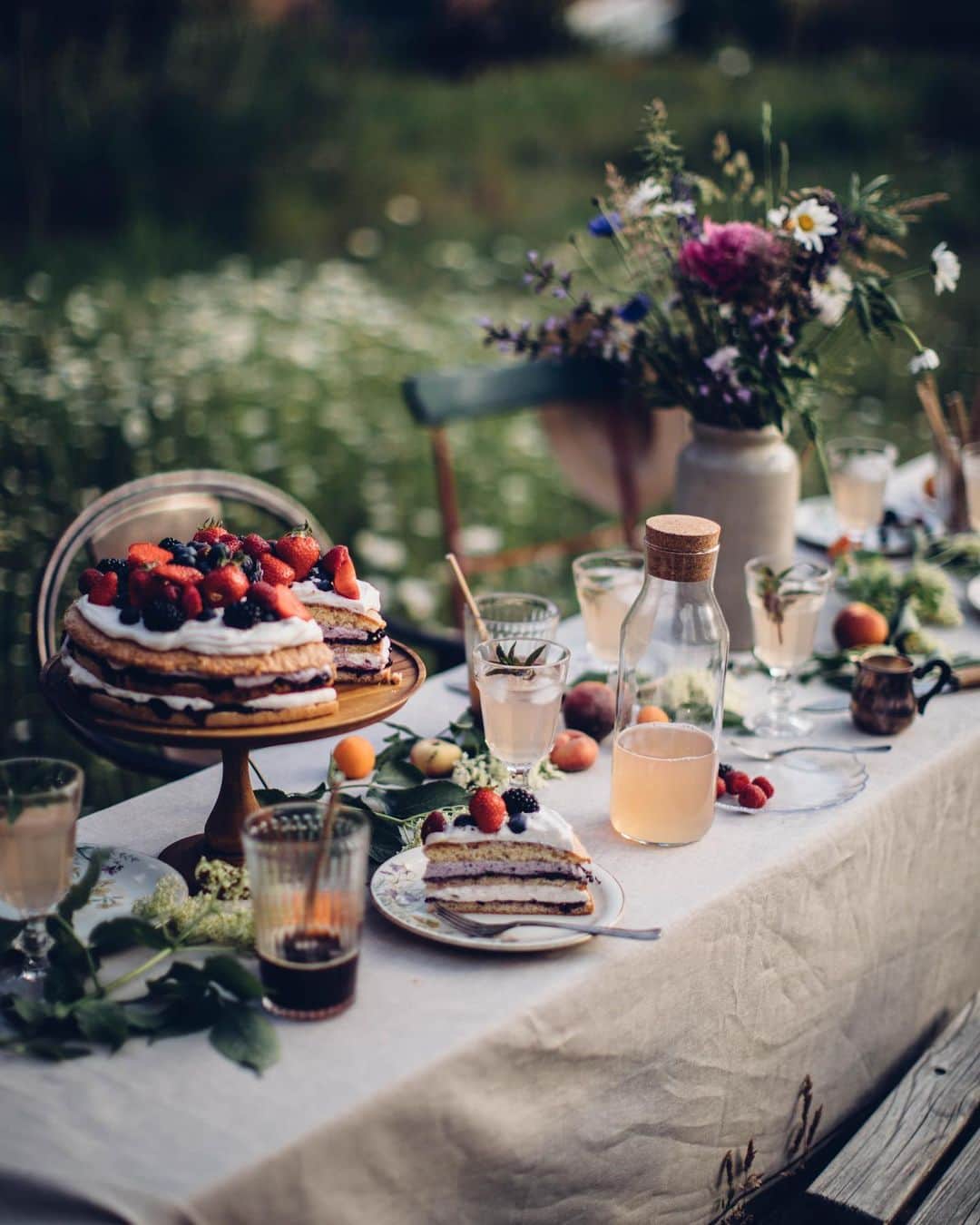 Our Food Storiesさんのインスタグラム写真 - (Our Food StoriesInstagram)「Werbung|Advertisement We teamed up with @ikeadeutschland to take part in one of their midsummer challenges. This week the theme is "Dress The Table" and you guys can take part and win a journey to Stockholm as well as 10 IKEA gift cards worth 50 Euro. All you have to do is post your own photo with a midsummer decoration or a dressed table with the hashtags #MachMidsommar and #meinIKEA - the winners will be announced in July and everyone from Germany, Austria and Switzerland can participate. Good luck guys ❤️ ____ #tabledecor #ourfoodstories #gardeninspo #gardeninspiration #gardendesign #summermood #ikeadeutschland #foodphotographer #foodstylist #germanfoodblogger #gardenista #countrysidelife #countrysideliving #simplejoys #gatheringslikethese」6月3日 20時50分 - _foodstories_