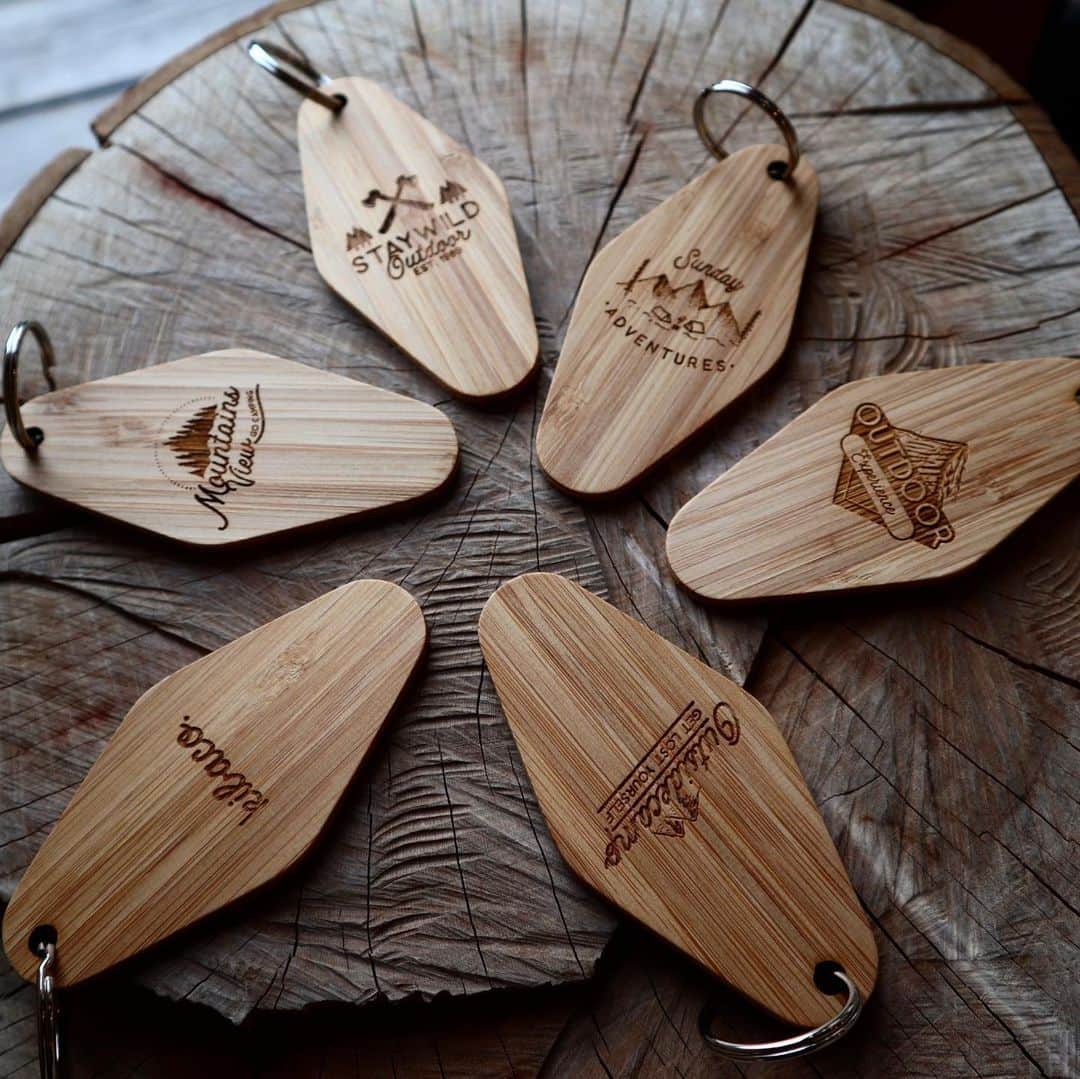 SUNDAY MOUNTAINさんのインスタグラム写真 - (SUNDAY MOUNTAINInstagram)「* 【 木のぬくもりを感じるハンドメイド  KIBACO WORKS!】 * 北鎌倉の工房でひとつひとつ手作りしたジャパニーズメイド一KIBACOWORKS一 がSunday mountainにもやってきましたー♪ * キータグ・ワッペン・キャップが入荷。  １つ１つが手作りで 風合いが違うのも選ぶ楽しさがあります(^-^) 奈良の工場で製材された竹を薄く挽き、積層にすることで強度も十分。 鍵と触れ合ったときの「カラカラ」という音が心地よい天然素材のキータグ。 裏のデザインも様々で素敵です。 ▪︎¥1,500＋tax * ワッペンも20TYPEあり、 どのデザインも味があって迷ってしまいます^ ^ ▪︎¥600＋tax * 木製ワッペンをつけた天然素材のキャップもおすすめです♪ ▪︎¥5,800＋tax * * SUNDAY MOUNTAIN ■ 本店 福井県坂井市春江町針原20-1-1 11:00～19:00(水曜定休) TEL 0776-63-6589 ■ BASE CAMP店 福井県坂井市春江町針原21-49-7 K.TENANT-B 11:00～19:00(火,水曜定休) TEL 0776-97-8848 ■オンラインショップ http://campanela.jp/webshop.html * * #sundaymountain #camp #hiking #trekking #mountain  #サンデーマウンテン #アウトドアファッション #カジュアルコーデ  #キャンプ #キャンプギア #ハイキング #キャンプ着 #キバコワークス  #ベインウッデンパッチキャップ  #KIBACOWORKS #キャップ #cap #バッチ #キータグ #キーホルダー #outdoorfashion #wood #手作り #ハンドメイド #madeinjapan」6月3日 20時43分 - sundaymountain