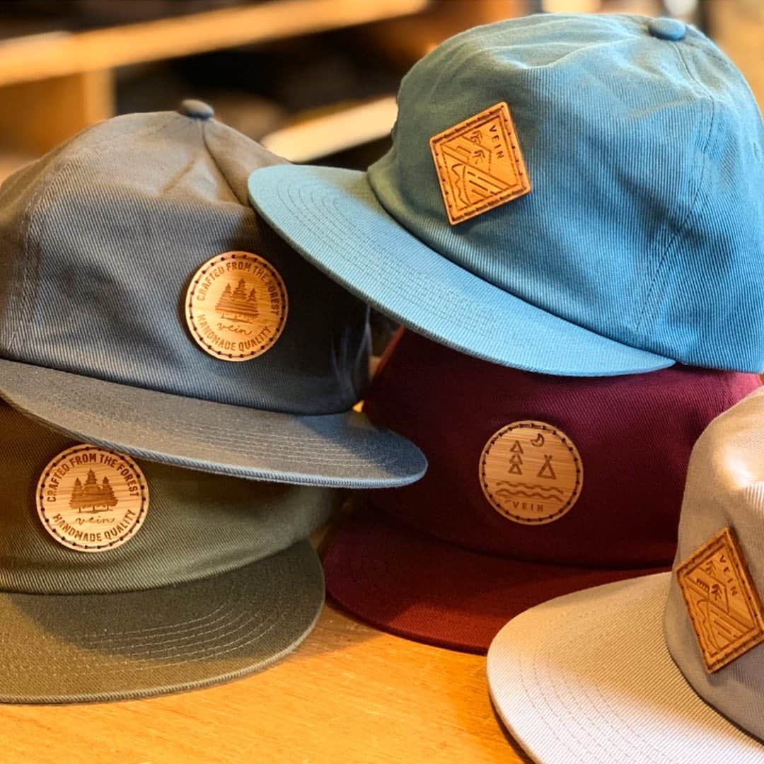 SUNDAY MOUNTAINさんのインスタグラム写真 - (SUNDAY MOUNTAINInstagram)「* 【 木のぬくもりを感じるハンドメイド  KIBACO WORKS!】 * 北鎌倉の工房でひとつひとつ手作りしたジャパニーズメイド一KIBACOWORKS一 がSunday mountainにもやってきましたー♪ * キータグ・ワッペン・キャップが入荷。  １つ１つが手作りで 風合いが違うのも選ぶ楽しさがあります(^-^) 奈良の工場で製材された竹を薄く挽き、積層にすることで強度も十分。 鍵と触れ合ったときの「カラカラ」という音が心地よい天然素材のキータグ。 裏のデザインも様々で素敵です。 ▪︎¥1,500＋tax * ワッペンも20TYPEあり、 どのデザインも味があって迷ってしまいます^ ^ ▪︎¥600＋tax * 木製ワッペンをつけた天然素材のキャップもおすすめです♪ ▪︎¥5,800＋tax * * SUNDAY MOUNTAIN ■ 本店 福井県坂井市春江町針原20-1-1 11:00～19:00(水曜定休) TEL 0776-63-6589 ■ BASE CAMP店 福井県坂井市春江町針原21-49-7 K.TENANT-B 11:00～19:00(火,水曜定休) TEL 0776-97-8848 ■オンラインショップ http://campanela.jp/webshop.html * * #sundaymountain #camp #hiking #trekking #mountain  #サンデーマウンテン #アウトドアファッション #カジュアルコーデ  #キャンプ #キャンプギア #ハイキング #キャンプ着 #キバコワークス  #ベインウッデンパッチキャップ  #KIBACOWORKS #キャップ #cap #バッチ #キータグ #キーホルダー #outdoorfashion #wood #手作り #ハンドメイド #madeinjapan」6月3日 20時43分 - sundaymountain
