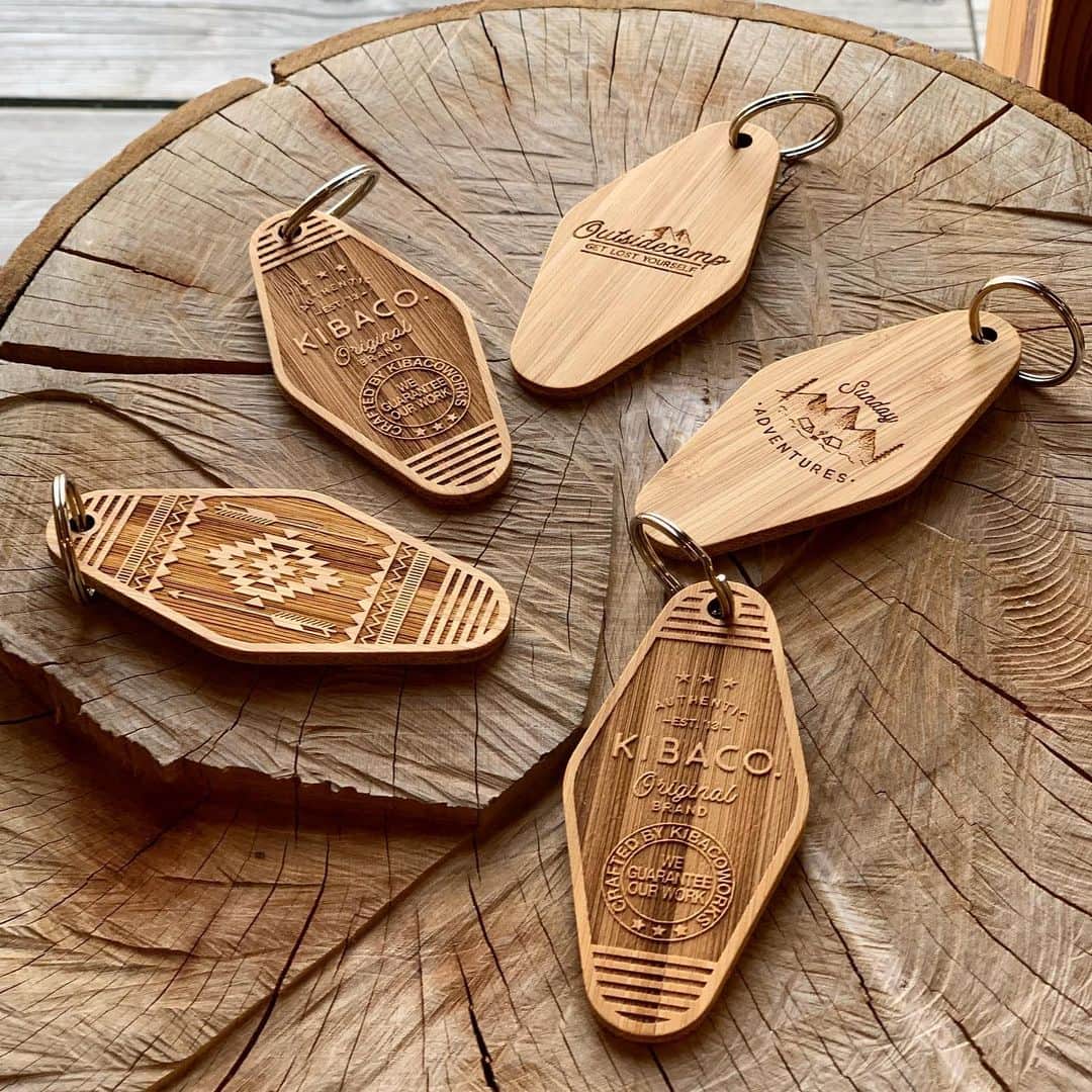 SUNDAY MOUNTAINさんのインスタグラム写真 - (SUNDAY MOUNTAINInstagram)「* 【 木のぬくもりを感じるハンドメイド  KIBACO WORKS!】 * 北鎌倉の工房でひとつひとつ手作りしたジャパニーズメイド一KIBACOWORKS一 がSunday mountainにもやってきましたー♪ * キータグ・ワッペン・キャップが入荷。  １つ１つが手作りで 風合いが違うのも選ぶ楽しさがあります(^-^) 奈良の工場で製材された竹を薄く挽き、積層にすることで強度も十分。 鍵と触れ合ったときの「カラカラ」という音が心地よい天然素材のキータグ。 裏のデザインも様々で素敵です。 ▪︎¥1,500＋tax * ワッペンも20TYPEあり、 どのデザインも味があって迷ってしまいます^ ^ ▪︎¥600＋tax * 木製ワッペンをつけた天然素材のキャップもおすすめです♪ ▪︎¥5,800＋tax * * SUNDAY MOUNTAIN ■ 本店 福井県坂井市春江町針原20-1-1 11:00～19:00(水曜定休) TEL 0776-63-6589 ■ BASE CAMP店 福井県坂井市春江町針原21-49-7 K.TENANT-B 11:00～19:00(火,水曜定休) TEL 0776-97-8848 ■オンラインショップ http://campanela.jp/webshop.html * * #sundaymountain #camp #hiking #trekking #mountain  #サンデーマウンテン #アウトドアファッション #カジュアルコーデ  #キャンプ #キャンプギア #ハイキング #キャンプ着 #キバコワークス  #ベインウッデンパッチキャップ  #KIBACOWORKS #キャップ #cap #バッチ #キータグ #キーホルダー #outdoorfashion #wood #手作り #ハンドメイド #madeinjapan」6月3日 20時43分 - sundaymountain