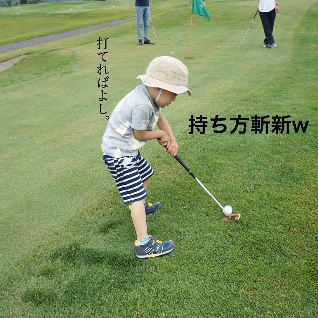 makikoさんのインスタグラム写真 - (makikoInstagram)「❤︎ じーじばーばが大阪から遊びに来てくれたので、昨日は東京ドイツ村まで行ってきた🚙✨ ．  ことちゃん芝生デビューしたけど、大泣き😂💗 ずんずん行くと思ったのに〜🤚🏻（笑） ．  パターゴルフしたり、ホールインワンチャレンジしたり、ゴルフ好きのじーじには楽しんでもらえたよ🏌️‍♂️✨ ．  じーじがまさかのホールインワンチャレンジ成功して、豪華景品もらえました（笑）🤲🏻 #パパスはかすりもせず ．  #東京ドイツ村 #芝生デビュー #ゴルフデビュー #パターゴルフ #スワンボート #盛りだくさん #0歳 #生後9ヶ月 #赤ちゃん #女の子 #兄妹 #3歳 #親バカ部」6月3日 20時46分 - batako93