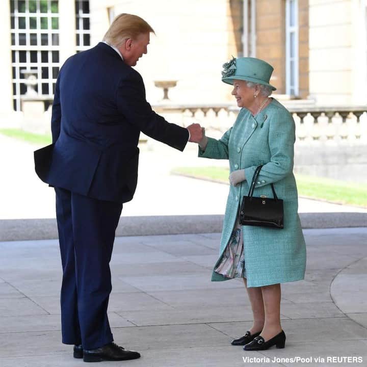 ABC Newsさんのインスタグラム写真 - (ABC NewsInstagram)「Queen Elizabeth II greets Pres. Trump at Buckingham Palace at the start of his U.K. state visit. #donaldtrump #queenelizabeth #royals #royalfamily #england #politics」6月3日 20時51分 - abcnews