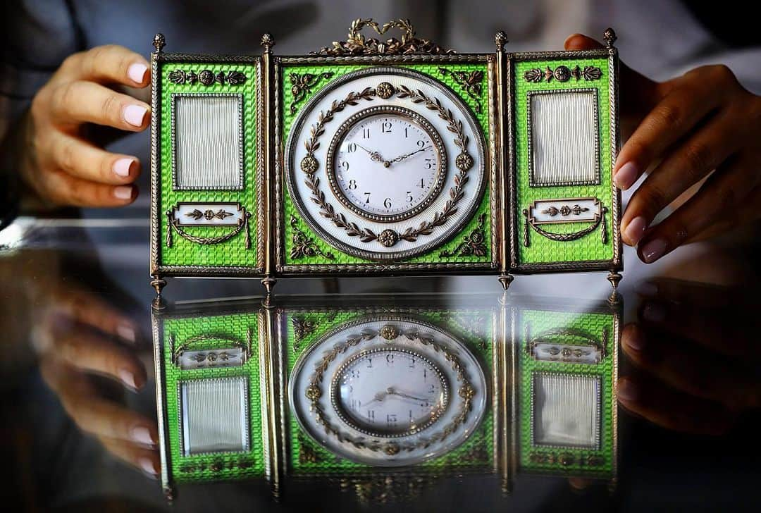 サザビーズさんのインスタグラム写真 - (サザビーズInstagram)「Enamelled in an unusual and vivid apple-green and oyster-white, this Fabergé triptych clock is extremely rare to the market and a highlight of our Russian Works of Art, Fabergé, and Icons sale in #london  tomorrow. #sothebysrussian」6月3日 20時54分 - sothebys