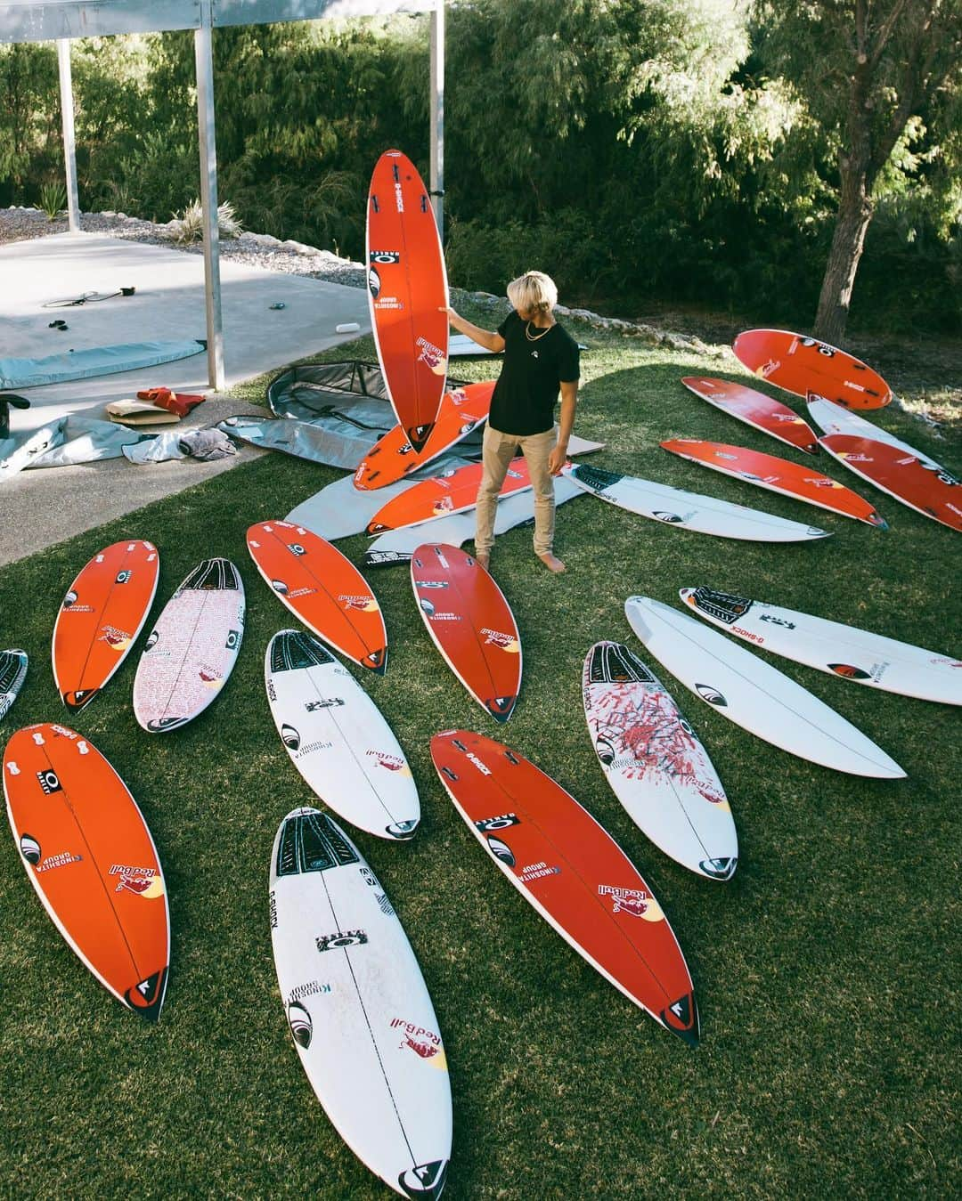 五十嵐カノアさんのインスタグラム写真 - (五十嵐カノアInstagram)「25 boards. They may look all the same but each one has a story and means a lot to me. @sharpeyesurfboards @sharpeyesurfboards_au thank you guys for the uncountable hours that have been put into these boards. Time to drag them to another continent ✈️ @tannercarney」6月3日 20時56分 - kanoaigarashi