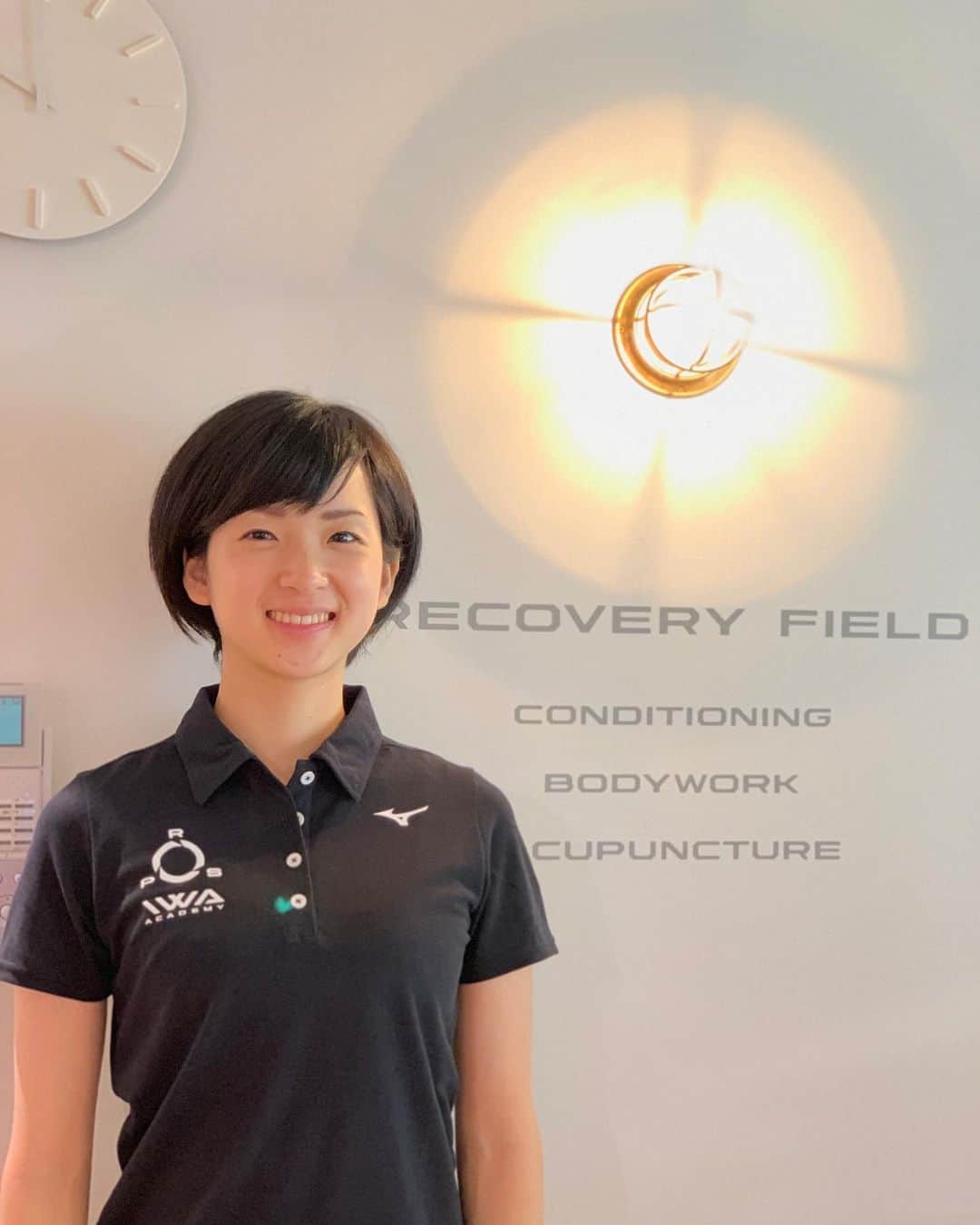 のインスタグラム：「私の調子をしっかりと把握して治療をしてくれている、先日紹介した、IWA ACADEMY Recovery Field の鍼灸あん摩マッサージ指圧師 吉田千鶴トレーナー♡ 😍  今週の治療も、今日してもらいました👩‍⚕️ 首の痛みもあったので伝えたら、腰に、鍼といつもとはちょっと違うお灸をしてくれて、そうしたら痛みが消えました！すごすぎる😎👍👍👍 ちなみに、妊婦さんにも朗報🤰  例えば逆子悩んでいる方、千鶴さんはこれまでに、鍼治療で逆子を戻しているのです😃 逆子は母体が冷えていたり疲れていたりすると戻りにくいので、鍼灸治療でお母さんの状態を良くしてあげると赤ちゃんも動きやすくなるそうで、逆子を戻すのによく使われるツボも刺激して、実際に帝王切開を決めるギリギリで戻り、希望していた普通分娩で出産された方が2人いらっしゃるそうです✨  とにかく男性も女性も、なんでもご相談ください🤝  #iwaacademy  #recovery #東洋医療 #鍼灸 #鍼灸師 #鍼 #お灸 #マッサージ #逆子 #妊婦 さん #美人トレーナー  #美人鍼灸師 #予約お取りします ！」