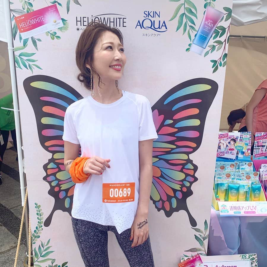 梅野舞さんのインスタグラム写真 - (梅野舞Instagram)「先日、駒沢公園で行われた ワンダーラストイベントに参加しました！  野外イベントは清々しくて 気持ちが良いけど 紫外線対策が気になる・・・ ・ ・ ・ イベントでは様々なブースがあり、ペインティングをしてもらったり♡  チアシードのこんにゃくゼリーが美味しかったり♡ ・ ・ ・ 日焼け止めのロート製薬のブースでは  今わたしも飲んでいるサプリメント 「ヘリオホワイト」が♡  ハトムギエキス、ビタミンB6、ビタミンB2を配合した美容サプリメントで飲む美容習慣にしています！ ・ ・ ・ これから夏☀︎に向けて 外でのイベントなど増えるので 更に紫外線対策には気をつけなければと 重宝しています。 🧘‍♀️ヨガウェア🧘‍♂️♡ #lululemon #ルルレモン @lululemonjp  @rohto_cp #ヘリオホワイト #美活 #ロート製薬 #ロート製薬_PR #飲む美容習慣 #サプリメント #美容#美容サプリ#インナーケア #beauty #ワンダーラスト108 #WL108」6月3日 21時00分 - mai.umeno