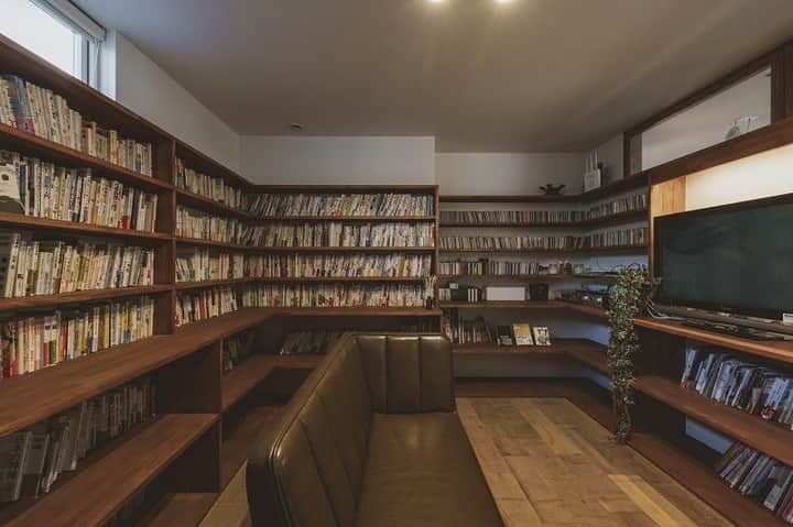 コラボハウス一級建築士事務所さんのインスタグラム写真 - (コラボハウス一級建築士事務所Instagram)「.⠀ 本好きなご家族の図書室。⠀ ４面全ての壁に本棚をつくりました。⠀ 部屋の中央にはソファを置いて⠀ ゆっくりと読書ができる空間に。⠀ .⠀ 他にも沢山のお家をホームページで⠀ ご紹介しています。⠀ @collabo_house　からご覧ください。⠀ #本好き #小説 #図書室 #無垢床 #造作カウンター #ソファ #映画鑑賞 #ベンチ #本と暮らす #収納 #自分らしい暮らし #マイホーム #デザイナーズ住宅 #注文住宅新築 #設計士と直接話せる #設計士とつくる家 #コラボハウス #インテリア #愛媛 #香川 #新築 #注文住宅」6月3日 21時00分 - collabo_house