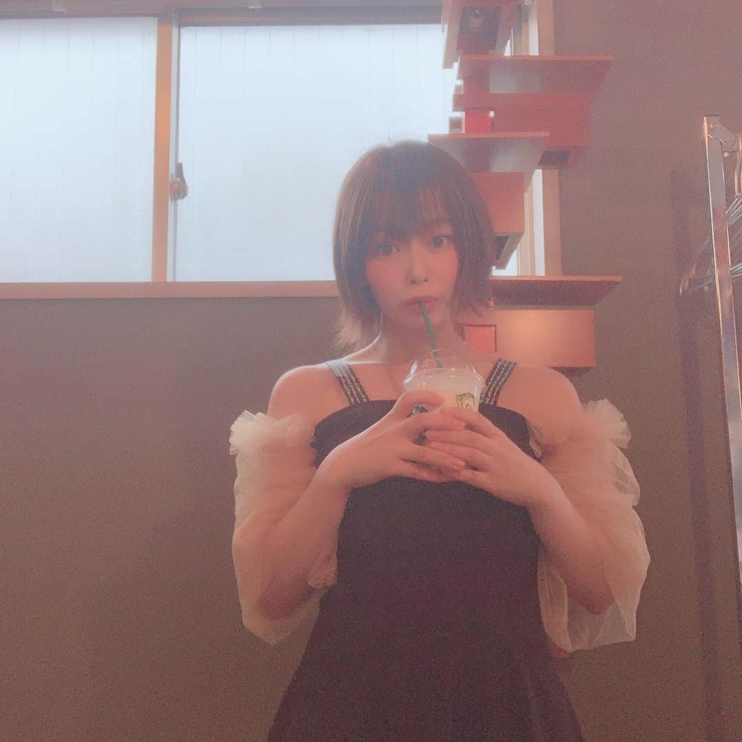 のインスタグラム：「お気に入りのお洋服❤️ @17kg_official はかなか他にはないデザインがあるから好き😘  #17kg #韓国ファッション #通販 #韓国 #fashion #code #데일리룩 #데일리룩코디 #패션 #오오티디 #오늘뭐입지 #카페 #셀카」