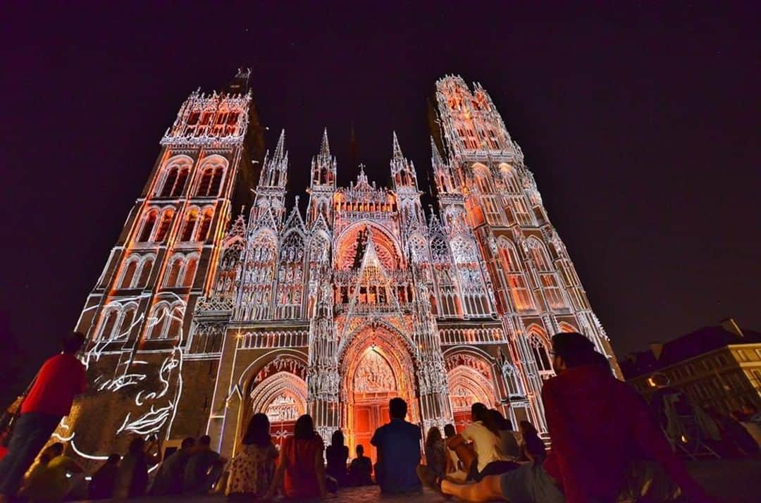 フランス大使館さんのインスタグラム写真 - (フランス大使館Instagram)「フランス北西部、ノルマンディ地方のルーアンのノートルダム大聖堂で音と光のスペクタクルが開催されています。プロジェクトマッピングで、大聖堂の正面に映像が映し出される光のショーです。夏の間中楽しむことができます。9月15日まで✨ La « Cathédrale de Lumière » revient jusqu'au 15 septembre à @Rouen ! Au programme cette année, le traditionnel spectacle des Vikings et une épopée maritime à la découverte des « nouveaux mondes ». Ne ratez pas ce spectacle magique projeté sur la sublime cathédrale de Rouen !  photo : @tourisme_normandie」6月4日 8時00分 - ambafrancejp