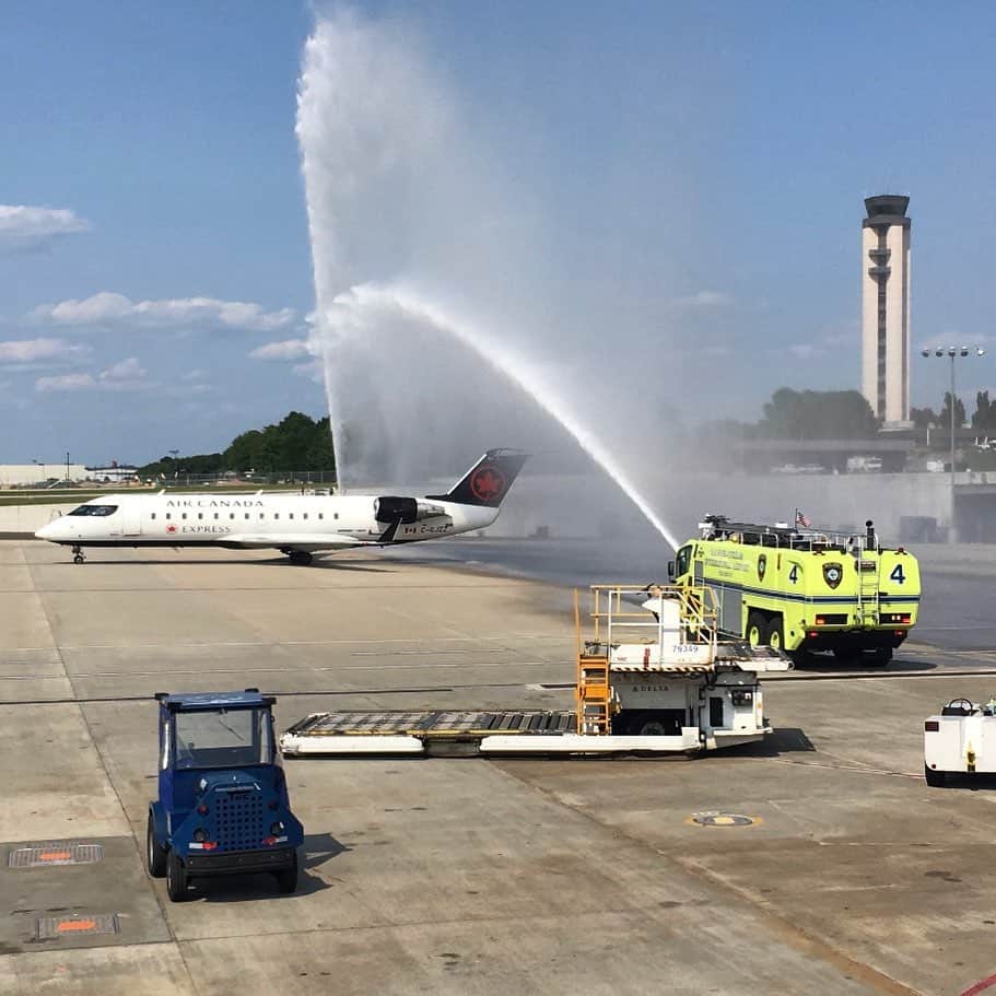 AIR CANADAさんのインスタグラム写真 - (AIR CANADAInstagram)「Aah, that fresh route feeling 🎉 Getting the water-cannon salute today to mark our inaugural flight between Montreal and Raleigh. @yulaeroport @flyrdu . . Inauguration en grande pompe 🎉 Notre nouvelle liaison Montréal-Raleigh débute aujourd’hui de manière spectaculaire.」6月4日 6時30分 - aircanada