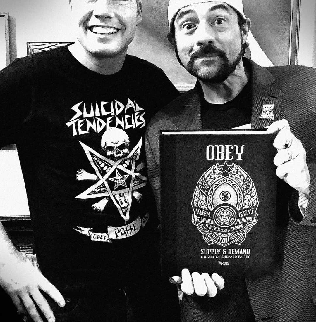 Shepard Faireyさんのインスタグラム写真 - (Shepard FaireyInstagram)「I was nothing but smiles rapping with @thatkevinsmith on his “Smodcast." He’s very smart, witty, funny, and an observant guy, even after chronic THC exposure! I’m impaired enough when sober, so I’m grateful Kevin indulged me in a great conversation. By the way, he’s really healthy post-heart-attack (that book is heavy)!⠀ -Shepard⠀ ⠀ Visit the link in bio to listen to Kevin Smith's latest episode on Smodcast, "Fairey Tales!"」6月4日 6時35分 - obeygiant