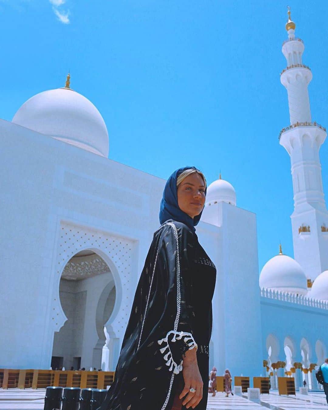 Giovanna Ewbankさんのインスタグラム写真 - (Giovanna EwbankInstagram)「É a segunda vez na vida que venho a Mesquita Sheikh Zayed...e juro, parece que é a primeira, pq a beleza é tanta, é tão impactante, que é impossível guardar tantos detalhes na memória! 💙🙏🏿🦋 #AbuDhabi #Mesquita #EmiradosArabes #ad」6月4日 6時41分 - gioewbank
