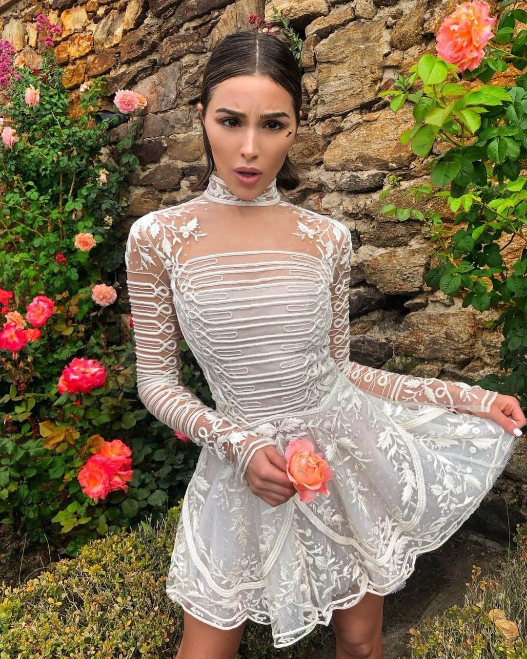 オリビア・カルポさんのインスタグラム写真 - (オリビア・カルポInstagram)「Swipe to see me so RUUUUDELY interrupted!!! 🐝 🐝」6月4日 6時54分 - oliviaculpo