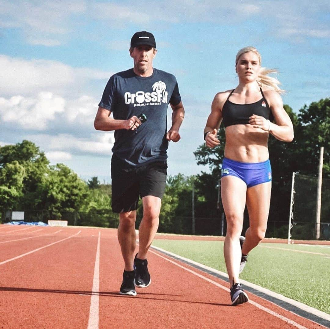 Katrin Tanja Davidsdottirさんのインスタグラム写真 - (Katrin Tanja DavidsdottirInstagram)「Run, run, RUN! ☀️👊🏼😜 It’s that time of the year .. GAMES TRAINING! My faaaaaavorite. - Happy birthday to this gold star coach! ☀️🤩👊🏼🌟 Love it when he casually runs next to me on my intervals to check my breathing pattern .. makes me feel REAL fast hah! Miss ya @hinshaw363 !! (& you @heidi_mclean) - Photo: @christinedca」6月4日 6時55分 - katrintanja